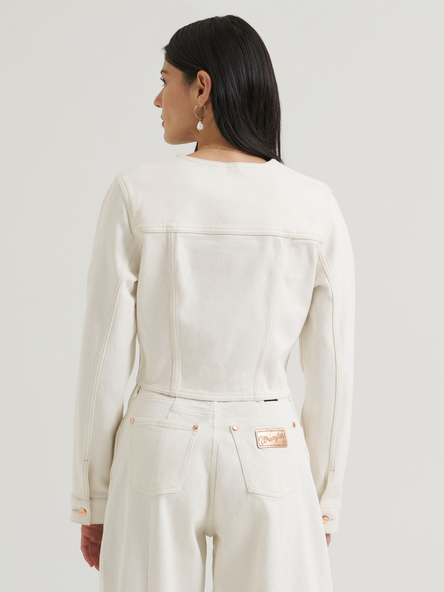 Женский топ Wrangler Lainey Wilson X Wrangler Pleated Tour Denim, цвет: Жемчужный белый — фото 5