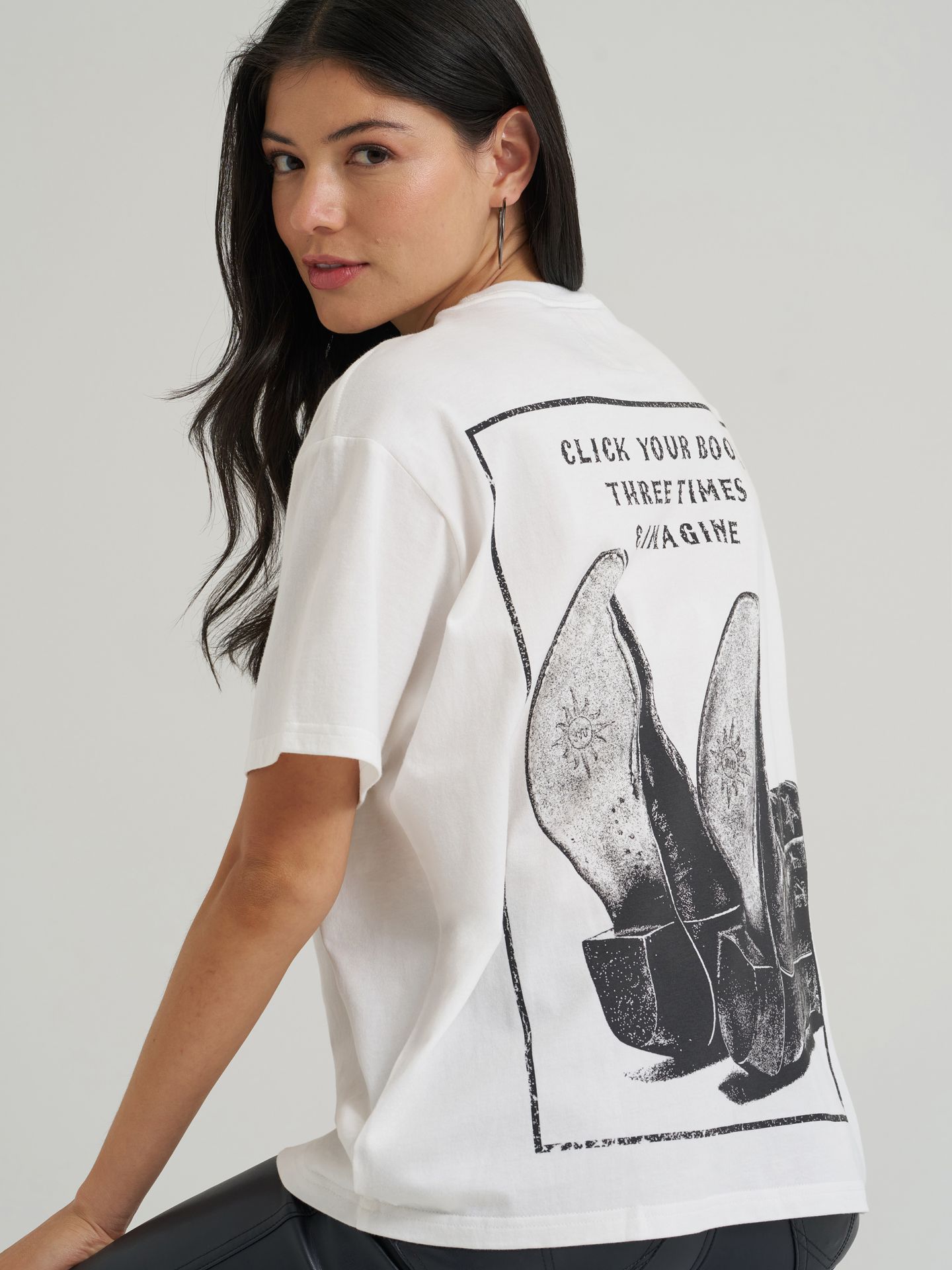 Женские футболки Wrangler Lainey Wilson X Wrangler Click Your Boots Graphic, цвет: Зимний белый — фото 2