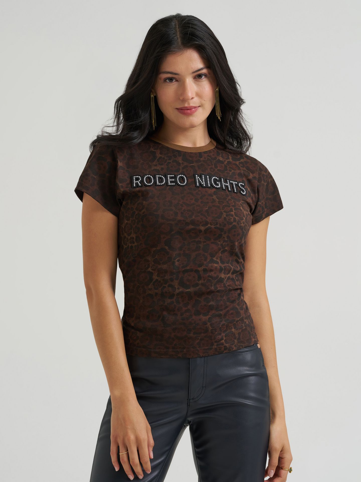 Женская футболка Wrangler Lainey Wilson X Wrangler Rodeo Nights, цвет: Леопардовый с принтом — фото 2