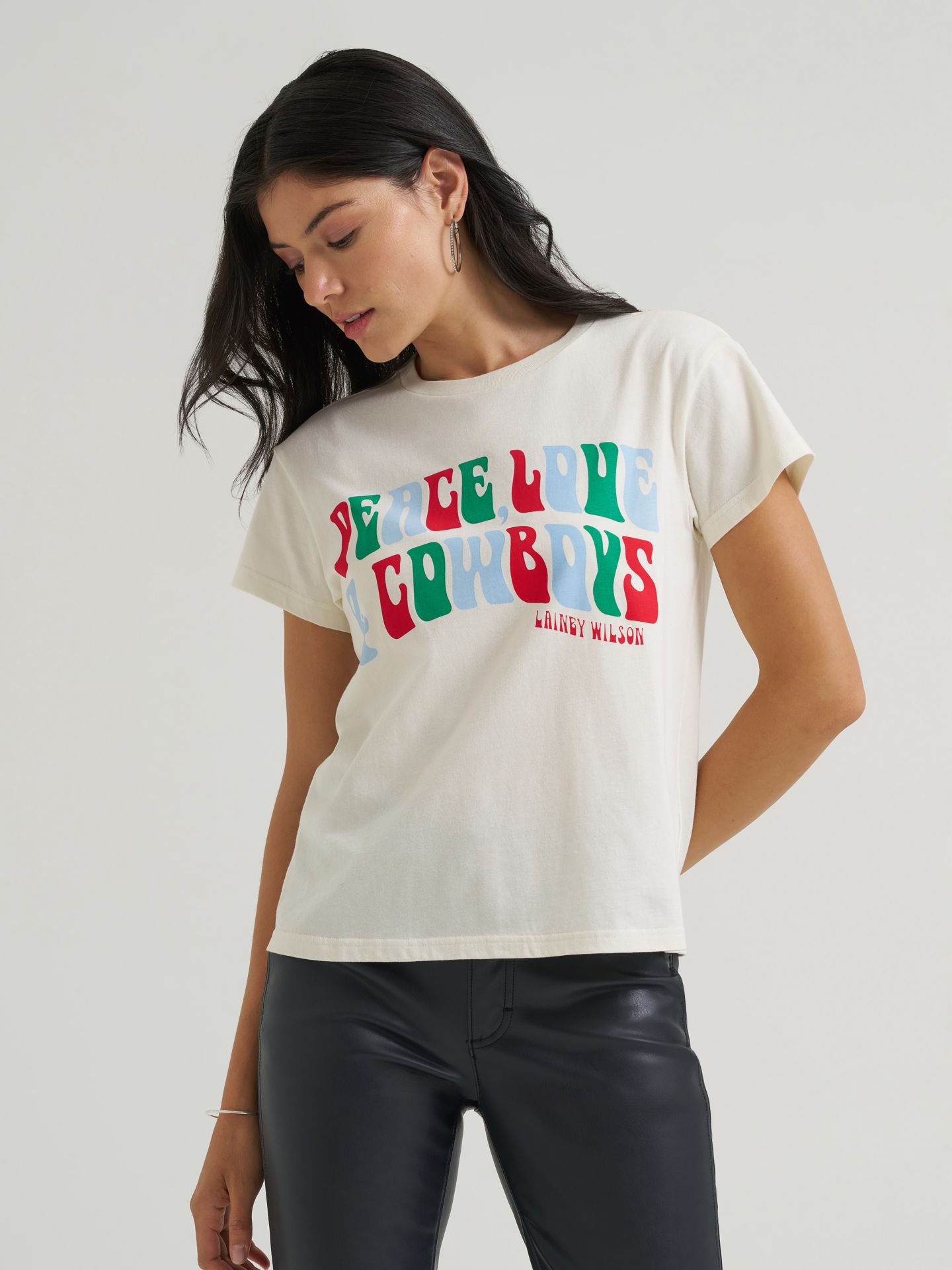 Женская футболка Wrangler Lainey Wilson X Wrangler Peace, Love, & Cowboys Graphic, цвет: Зимний белый — фото 2