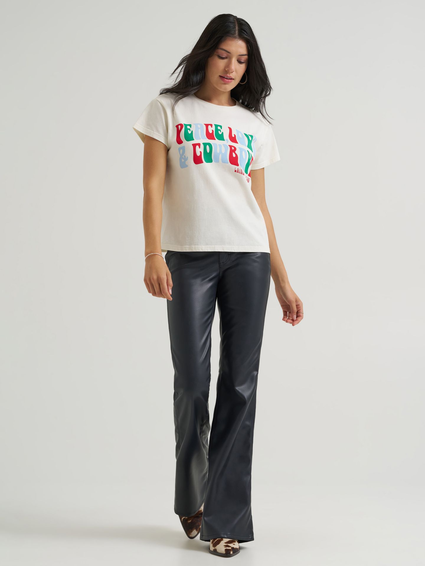 Женская футболка Wrangler Lainey Wilson X Wrangler Peace, Love, & Cowboys Graphic, цвет: Зимний белый — фото 3