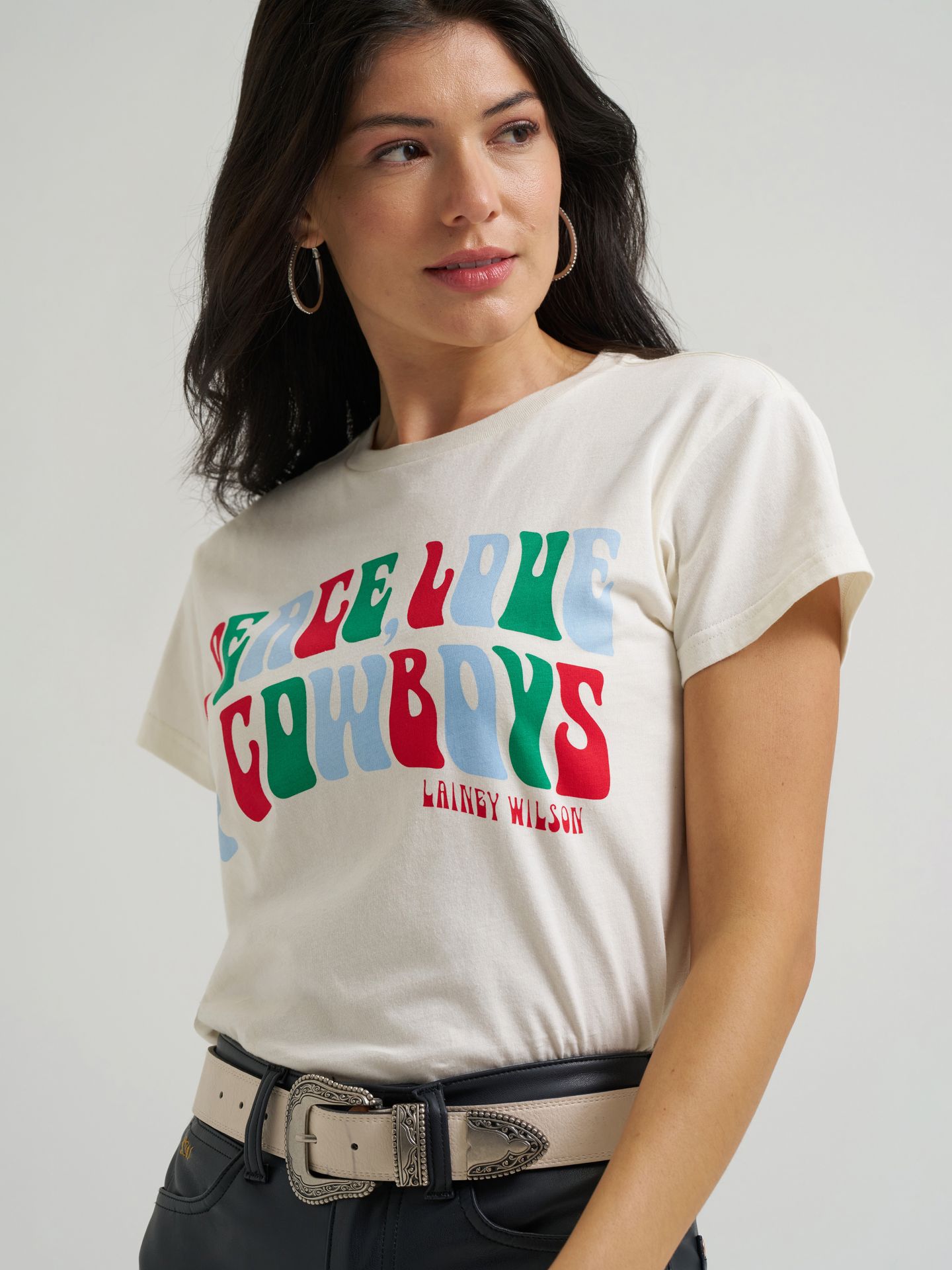 Женская футболка Wrangler Lainey Wilson X Wrangler Peace, Love, & Cowboys Graphic, цвет: Зимний белый — фото 4