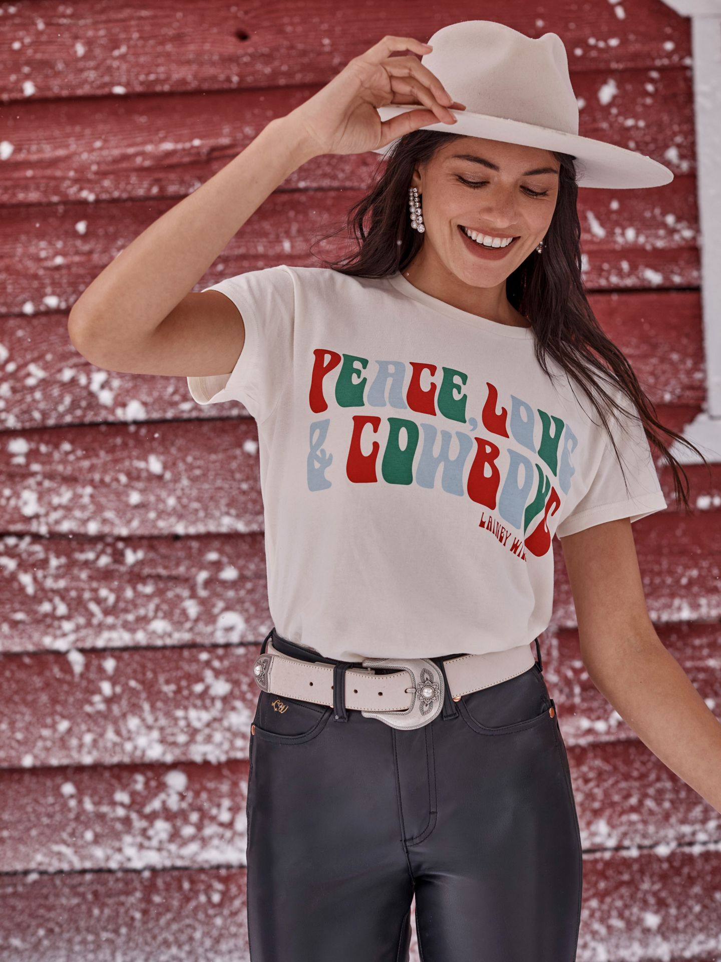 Женская футболка Wrangler Lainey Wilson X Wrangler Peace, Love, & Cowboys Graphic, цвет: Зимний белый — фото 1