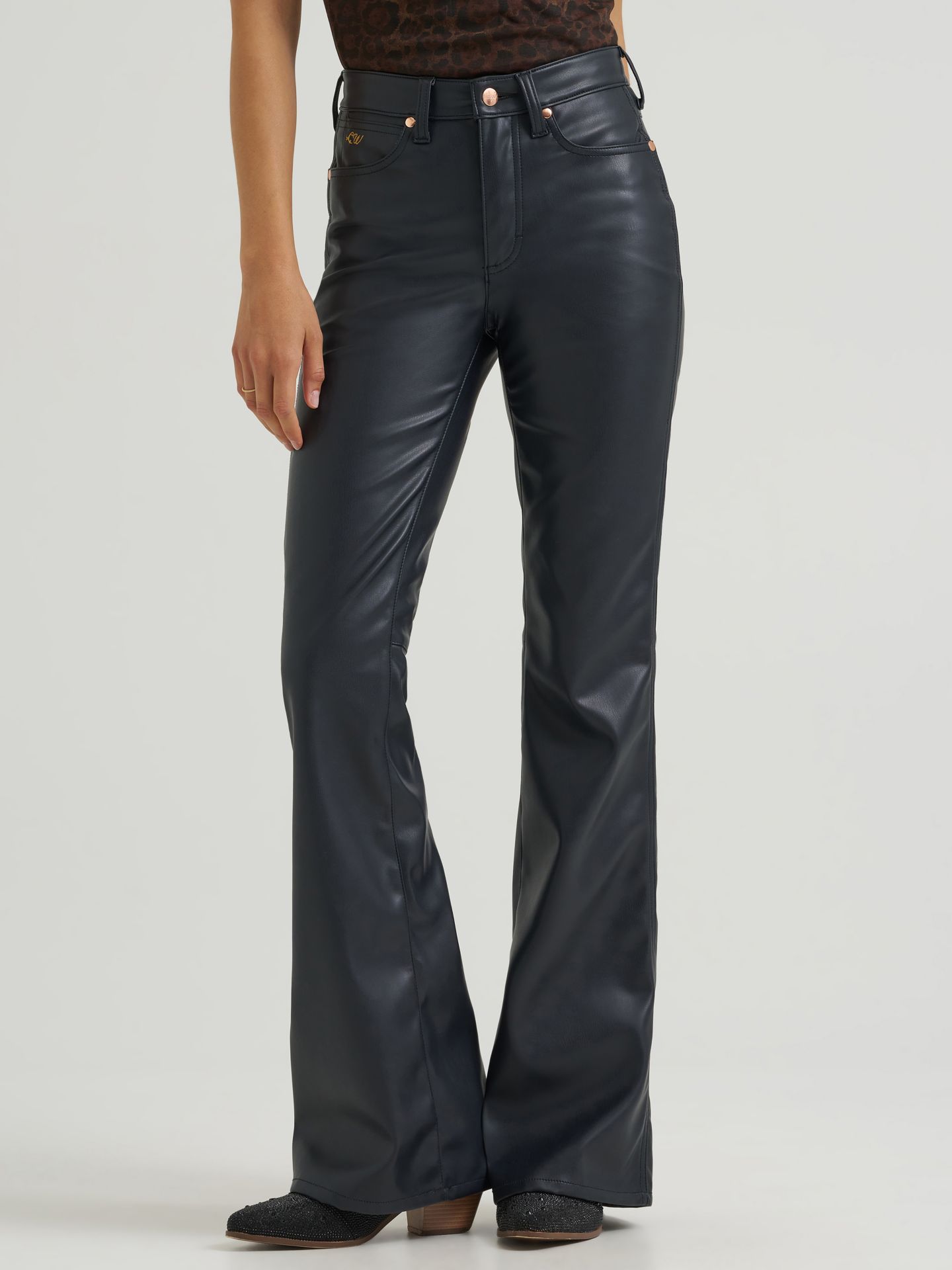 Женские джинсы Wrangler Lainey Wilson X Wrangler Faux Leather Flare, цвет: Оникс искусственная кожа — фото 5