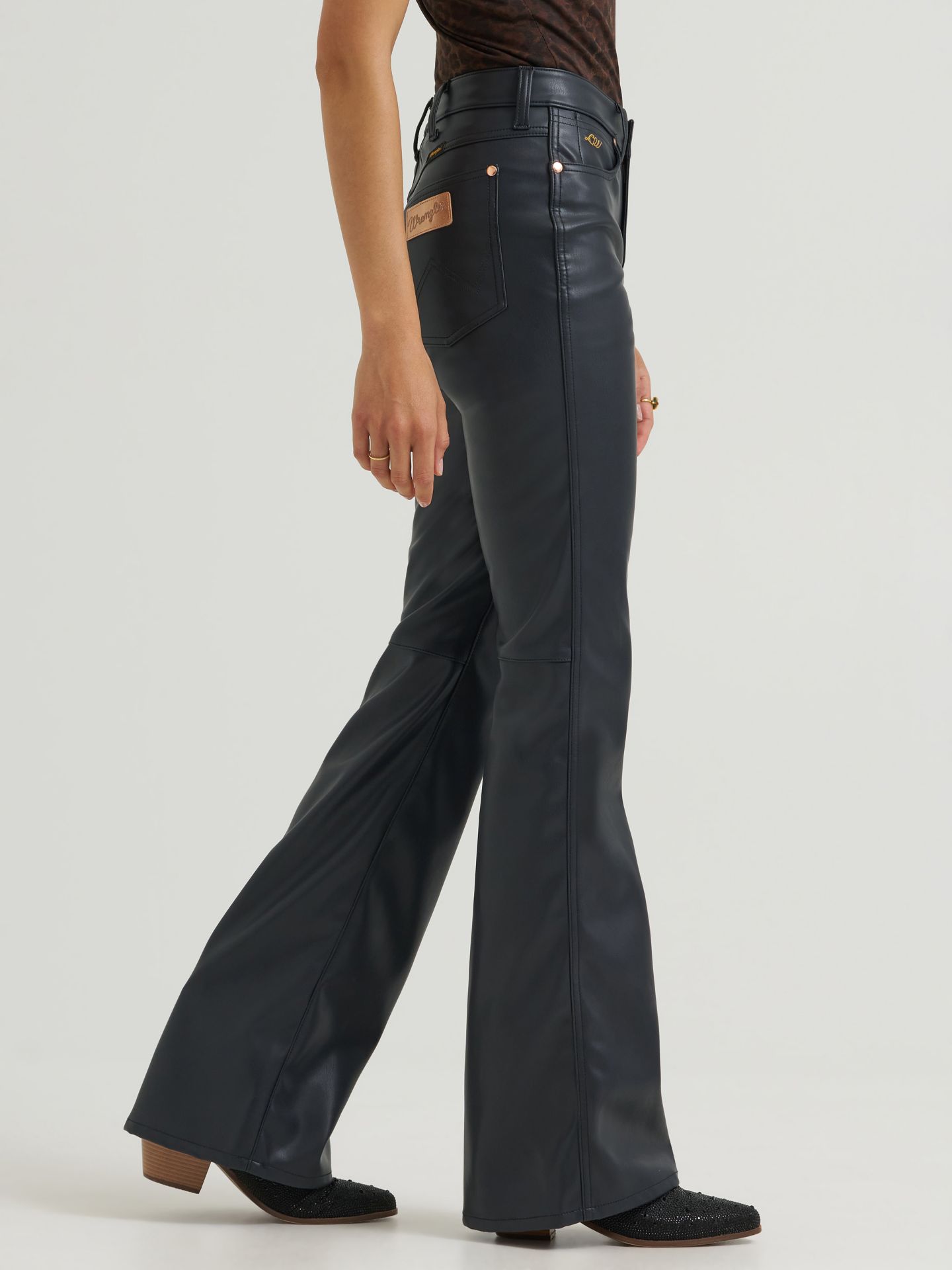 Женские джинсы Wrangler Lainey Wilson X Wrangler Faux Leather Flare, цвет: Оникс искусственная кожа — фото 6