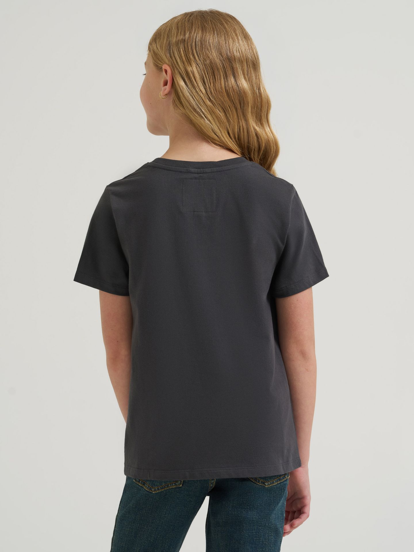 Футболки Lainey Wilson x Wrangler Golden Tex Graphic для девочек, цвет: Ночной — фото 3