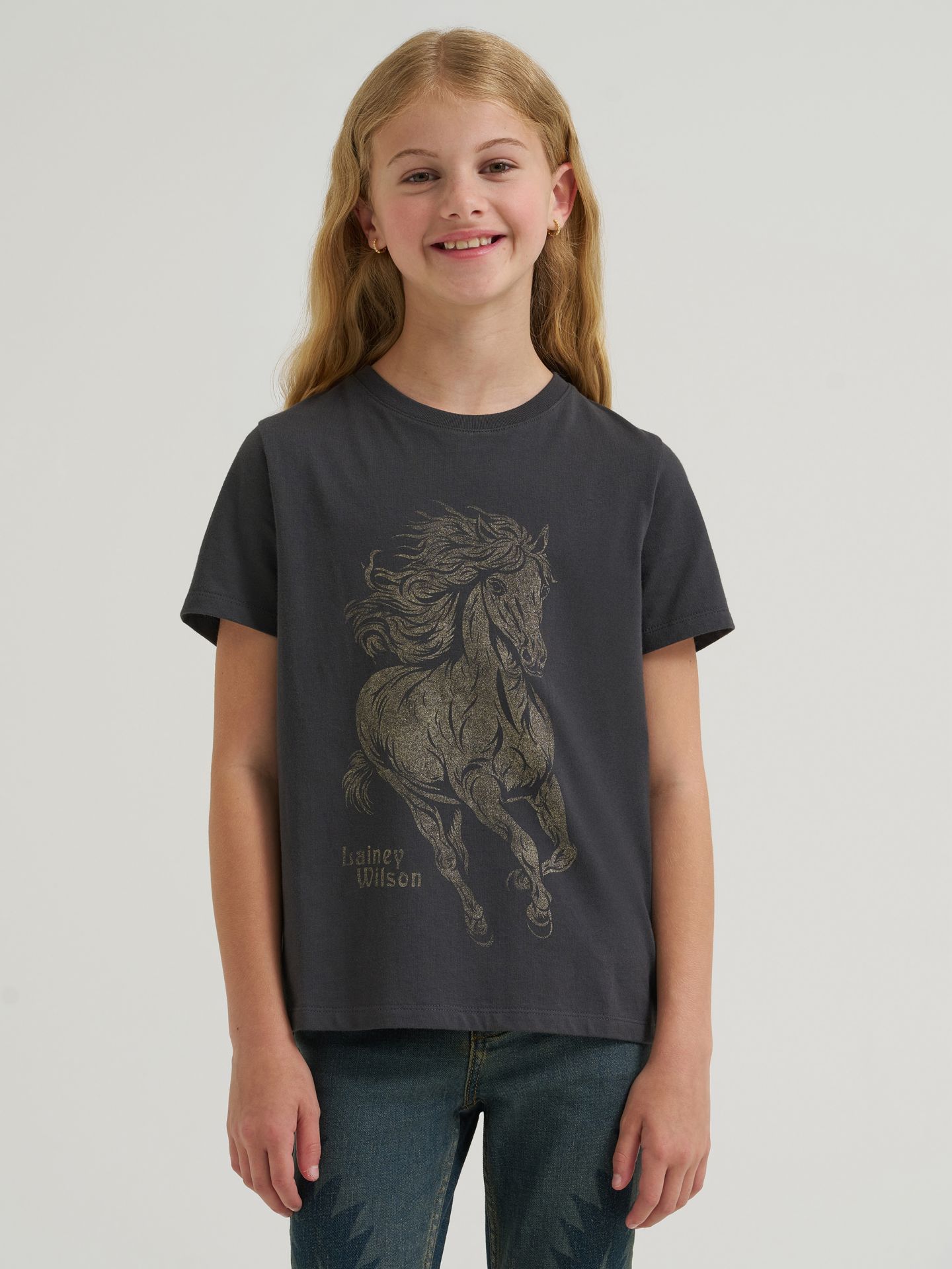 Футболки Lainey Wilson x Wrangler Golden Tex Graphic для девочек, цвет: Ночной — фото 1
