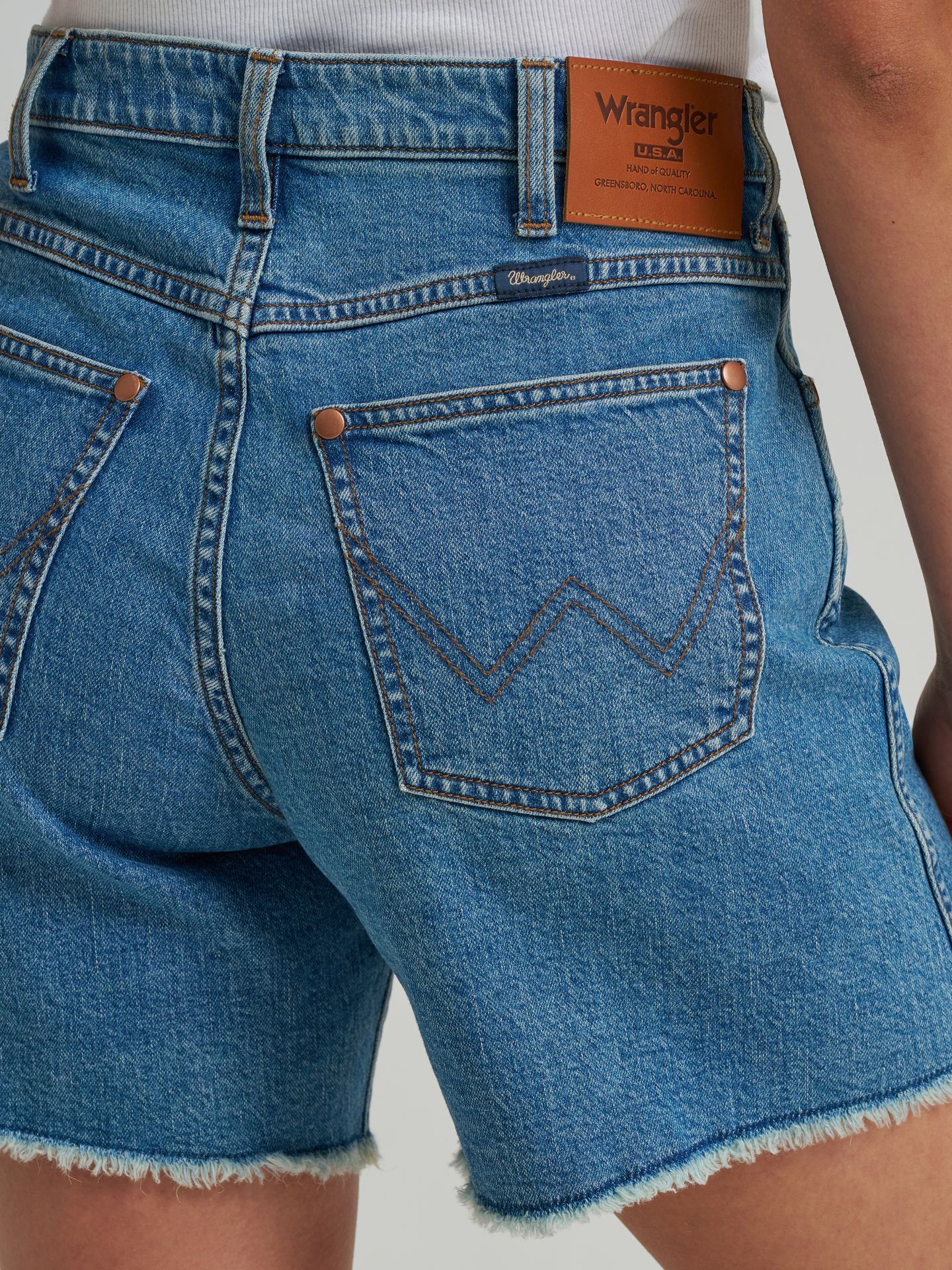 Женские шорты Wrangler Americana Mid-Length Cowboy, цвет: Индиго — фото 9