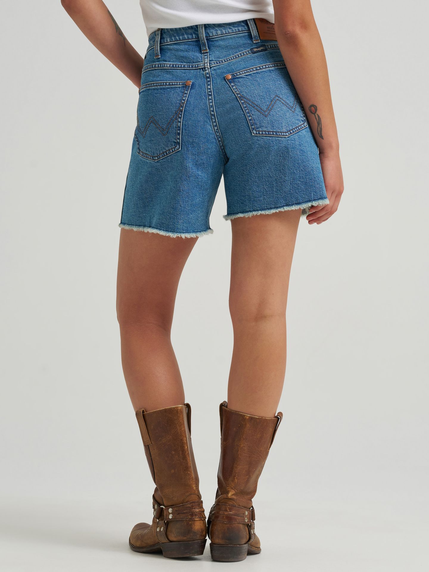 Женские шорты Wrangler Americana Mid-Length Cowboy, цвет: Индиго — фото 6