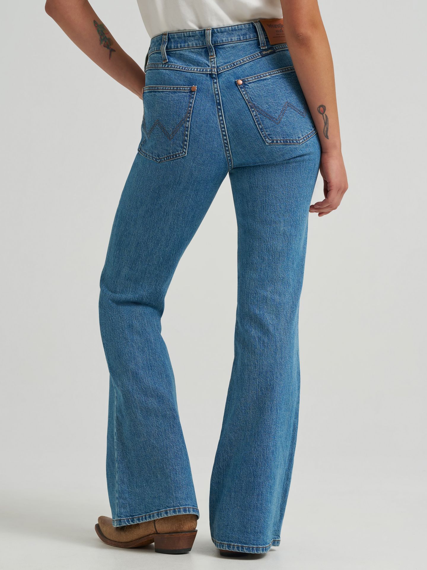 Женские джинсы Wrangler Americana Retro® Bailey High Rise Flare, цвет: Индиго — фото 5