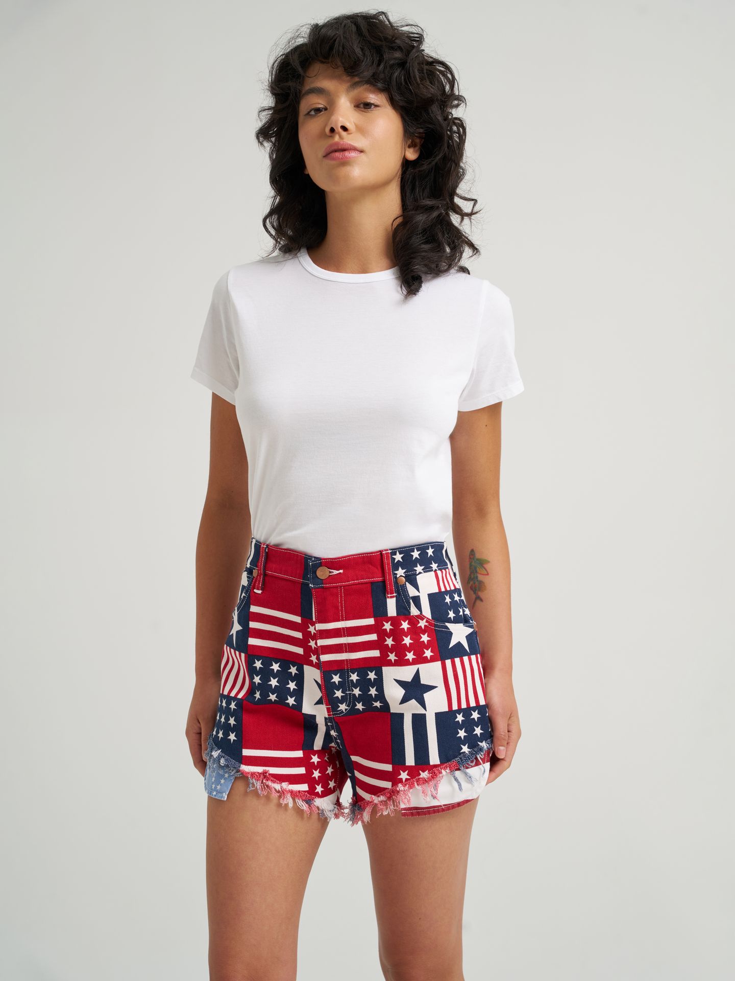 Женские шорты Wrangler Americana Reworked, цвет: Stars & Stripes — фото 6