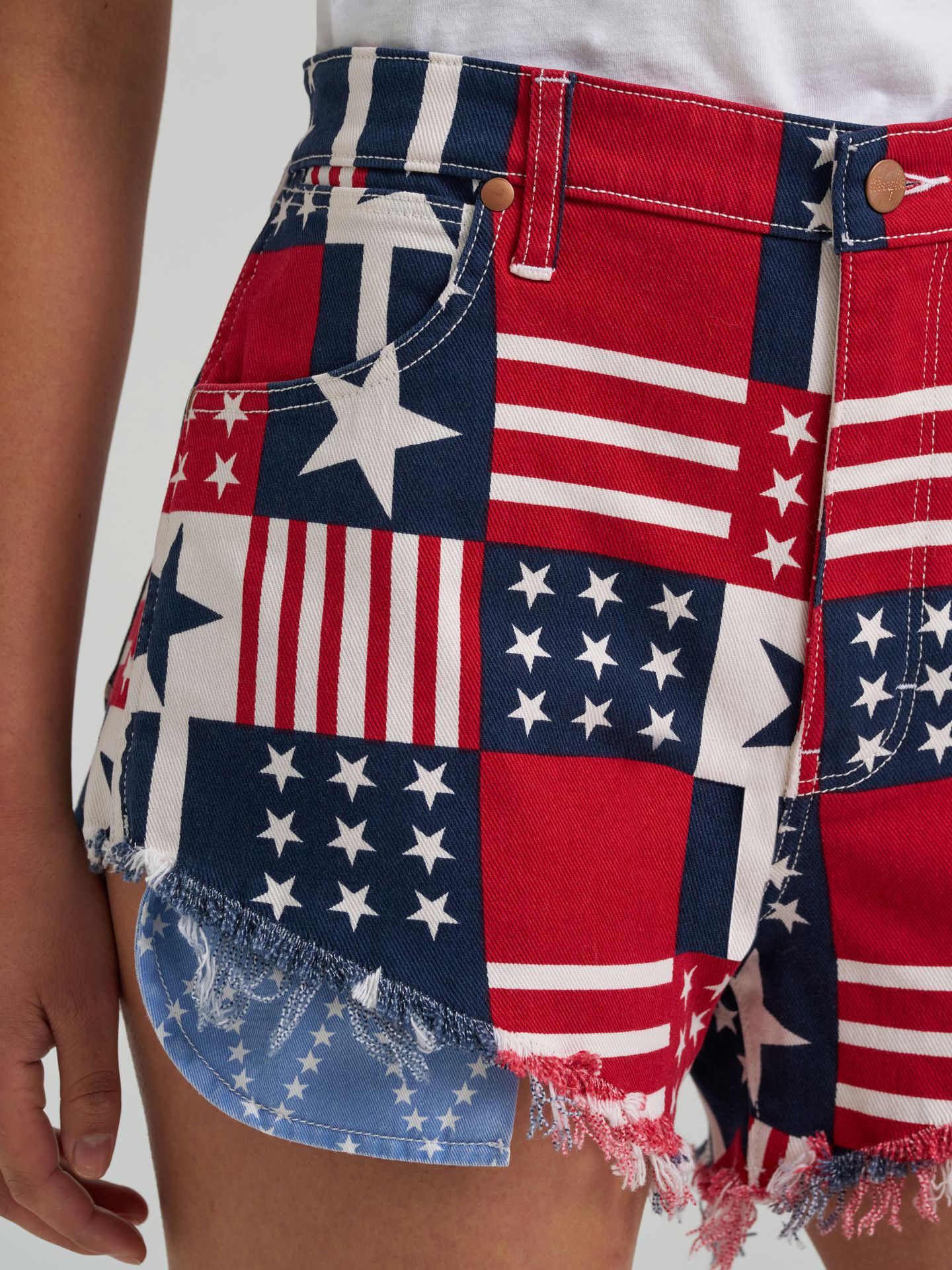 Женские шорты Wrangler Americana Reworked, цвет: Stars & Stripes — фото 8