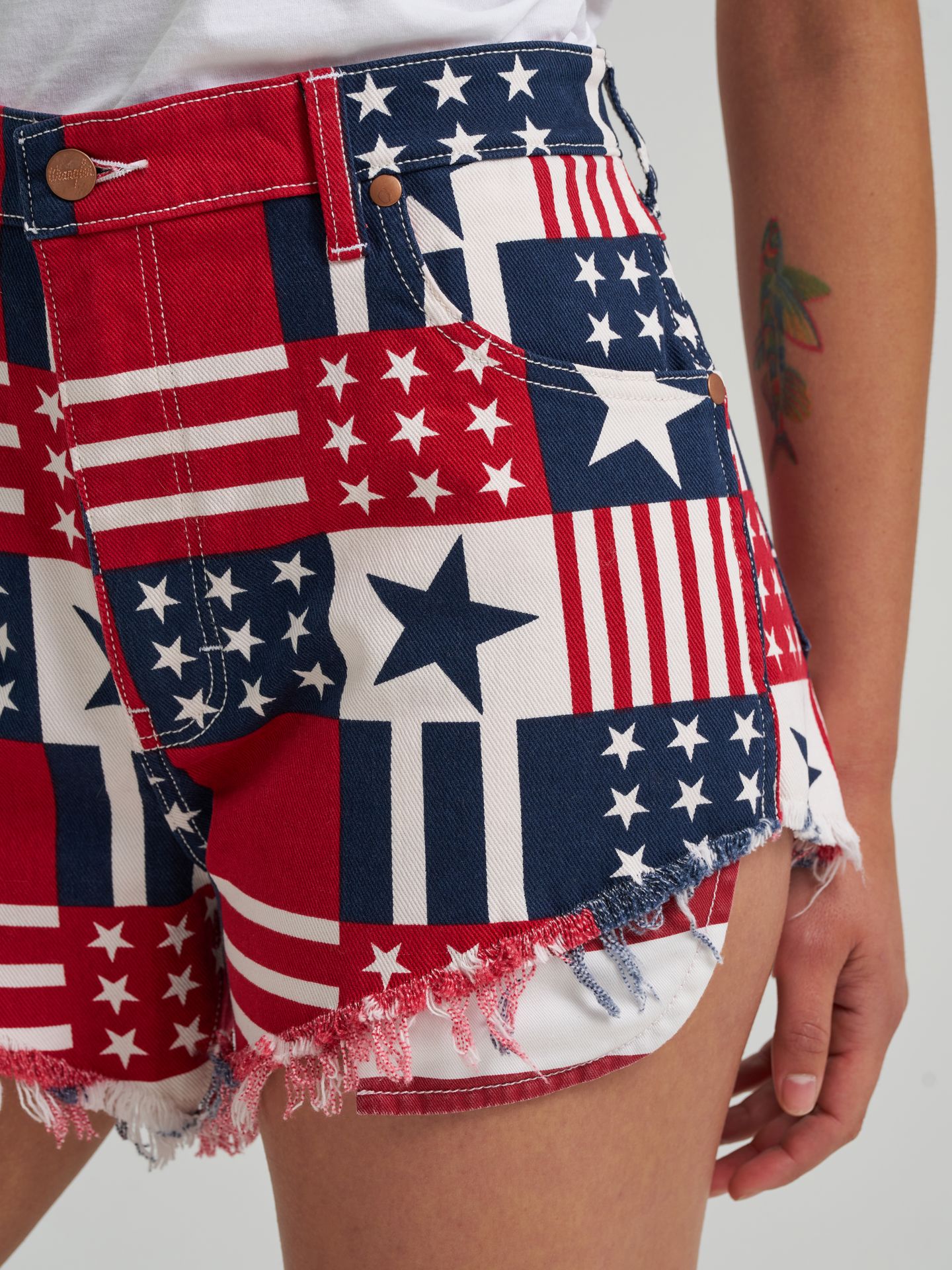 Женские шорты Wrangler Americana Reworked, цвет: Stars & Stripes — фото 9