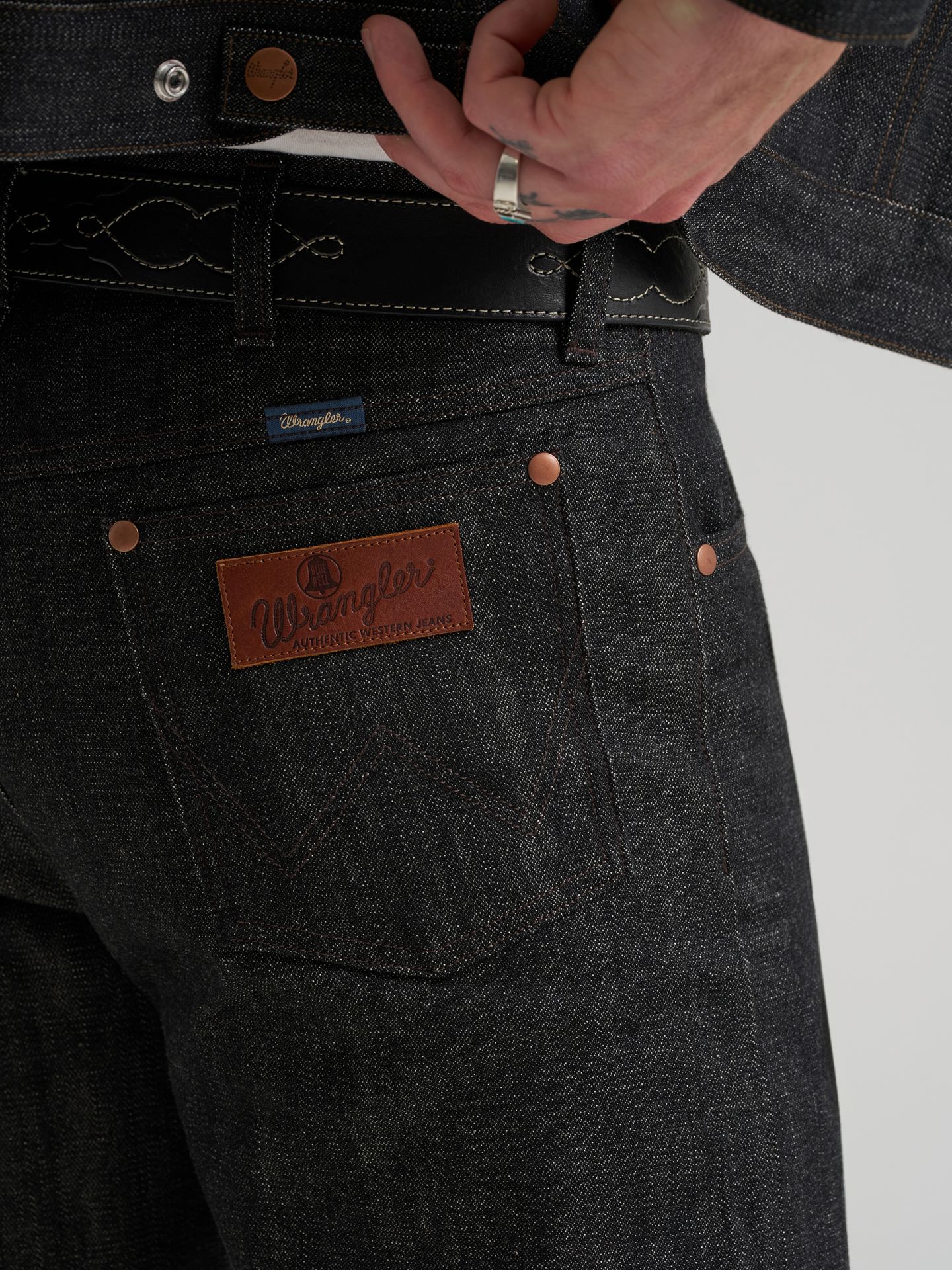 Мужские джинсы Wrangler Cowboy Cut® Raw Selvedge Blue Bell, цвет: Чёрный — фото 7
