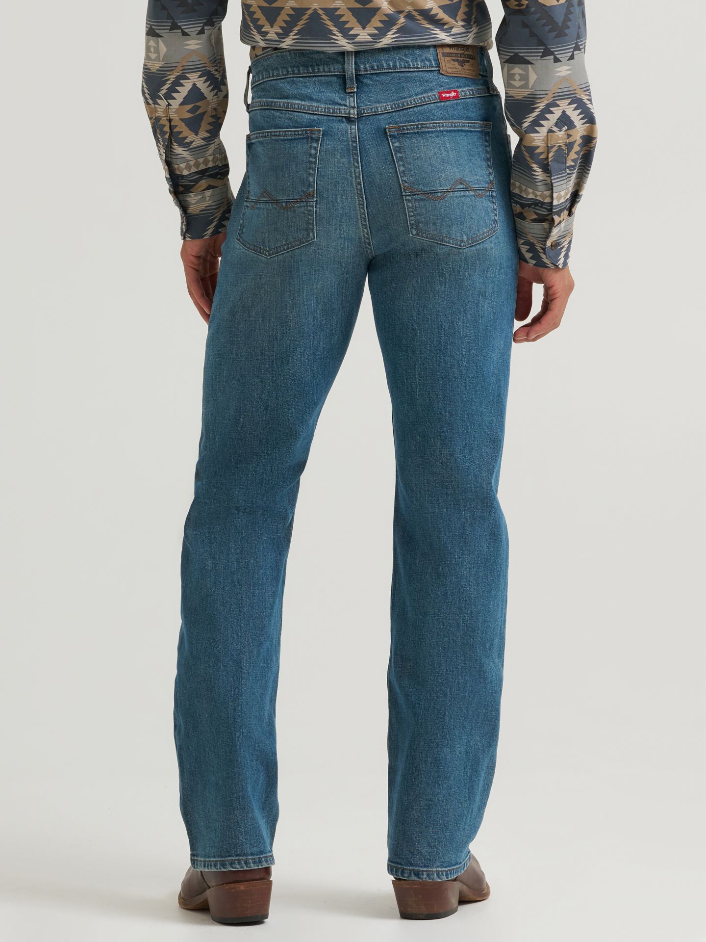 Мужские джинсы Wrangler Five Star Premium Flex Relaxed Fit Bootcut Jean, цвет: Carl — фото 2