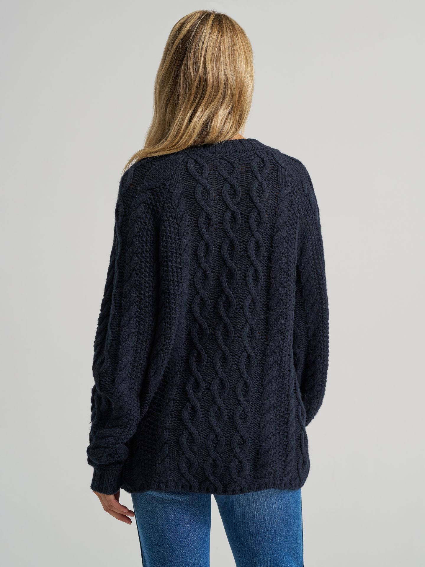 Женский свитер Wrangler Oversized V-Neck Cable, цвет: Тёмный сапфировый — фото 5