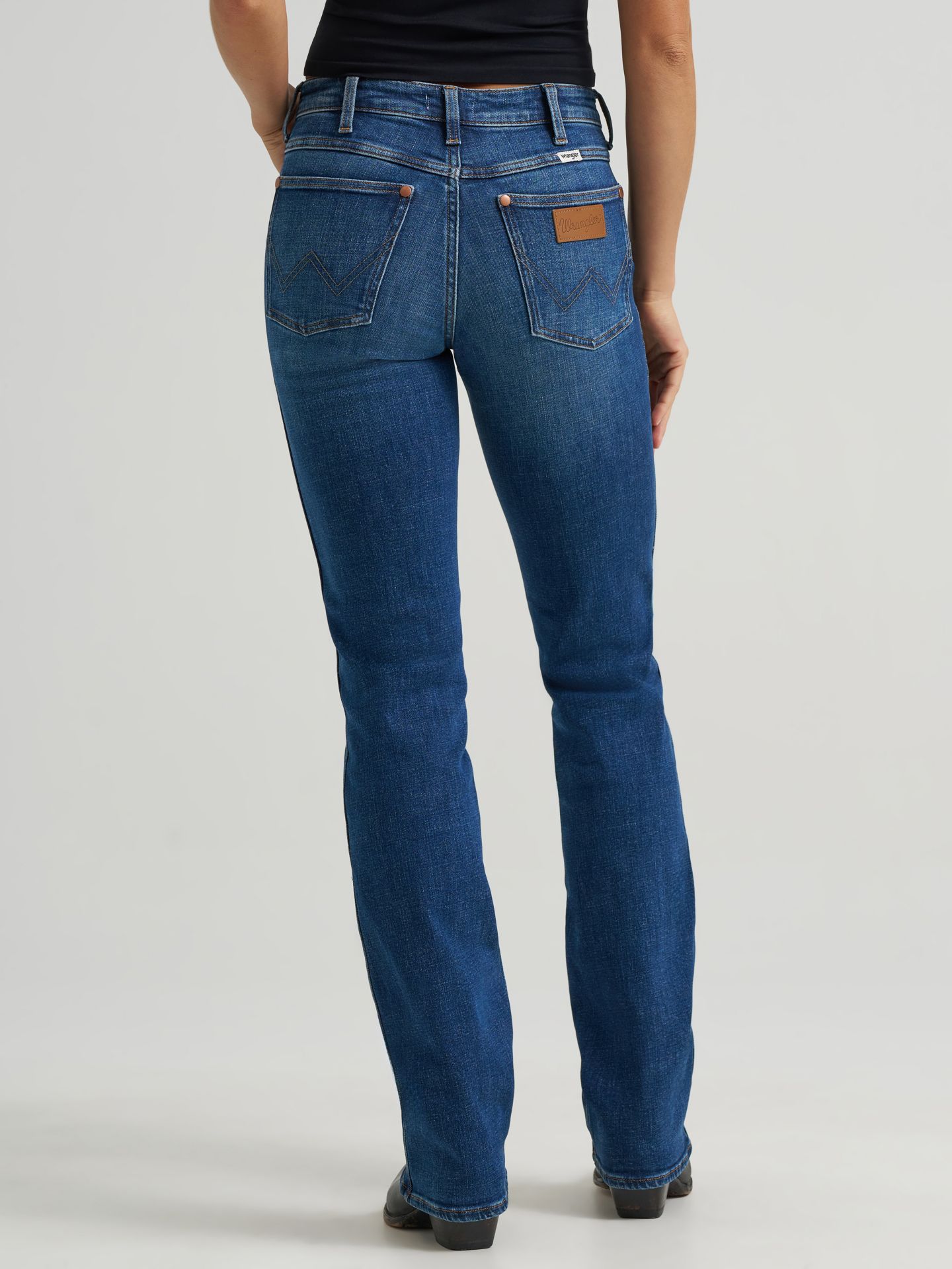 Женские джинсы Wrangler Mid Rise Bootcut Jean, цвет: Синий — фото 2