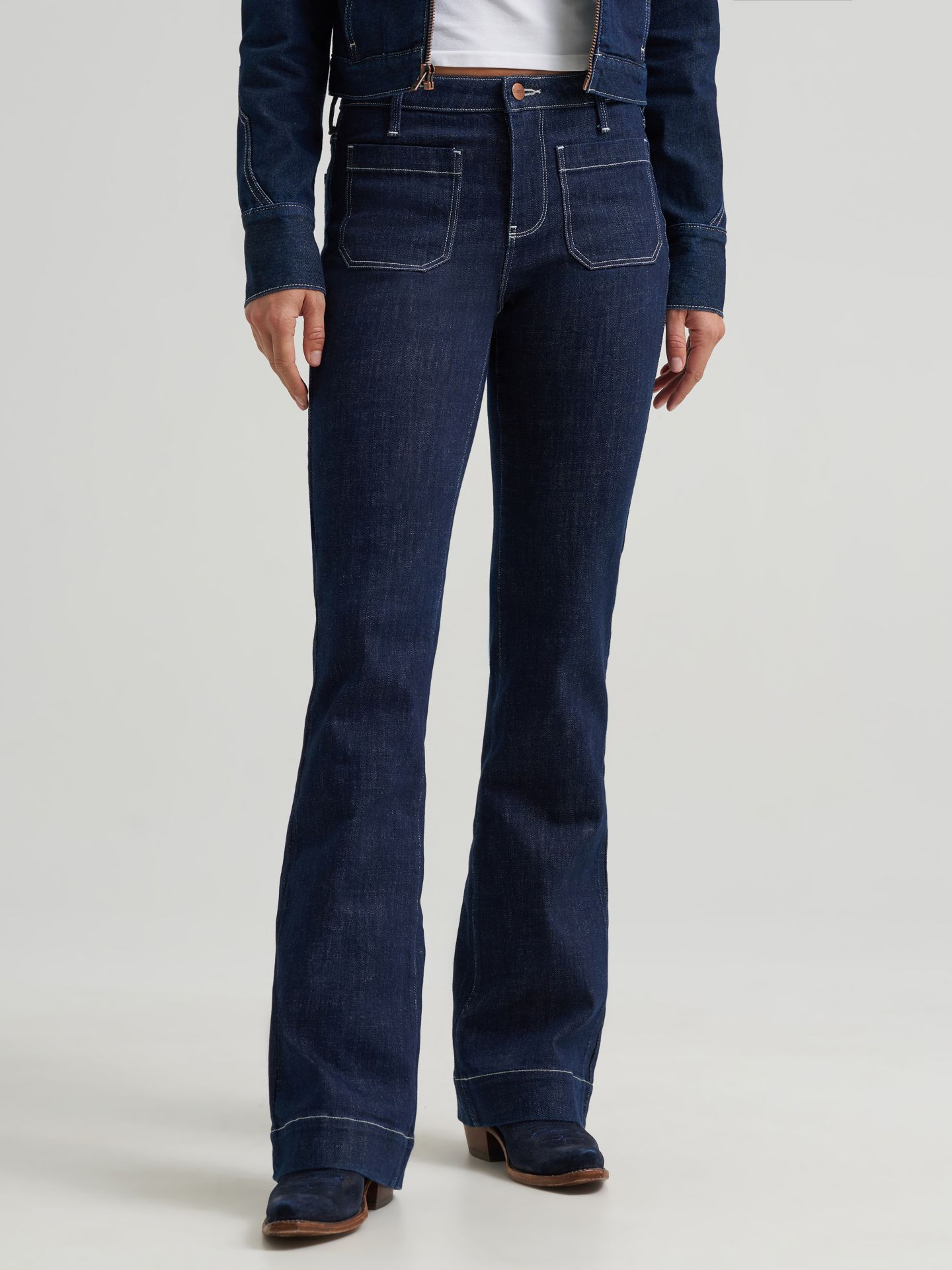 Женские джинсы Wrangler Patch Pocket Rainbow Flare Jean, цвет: Dark Orbit — фото 5