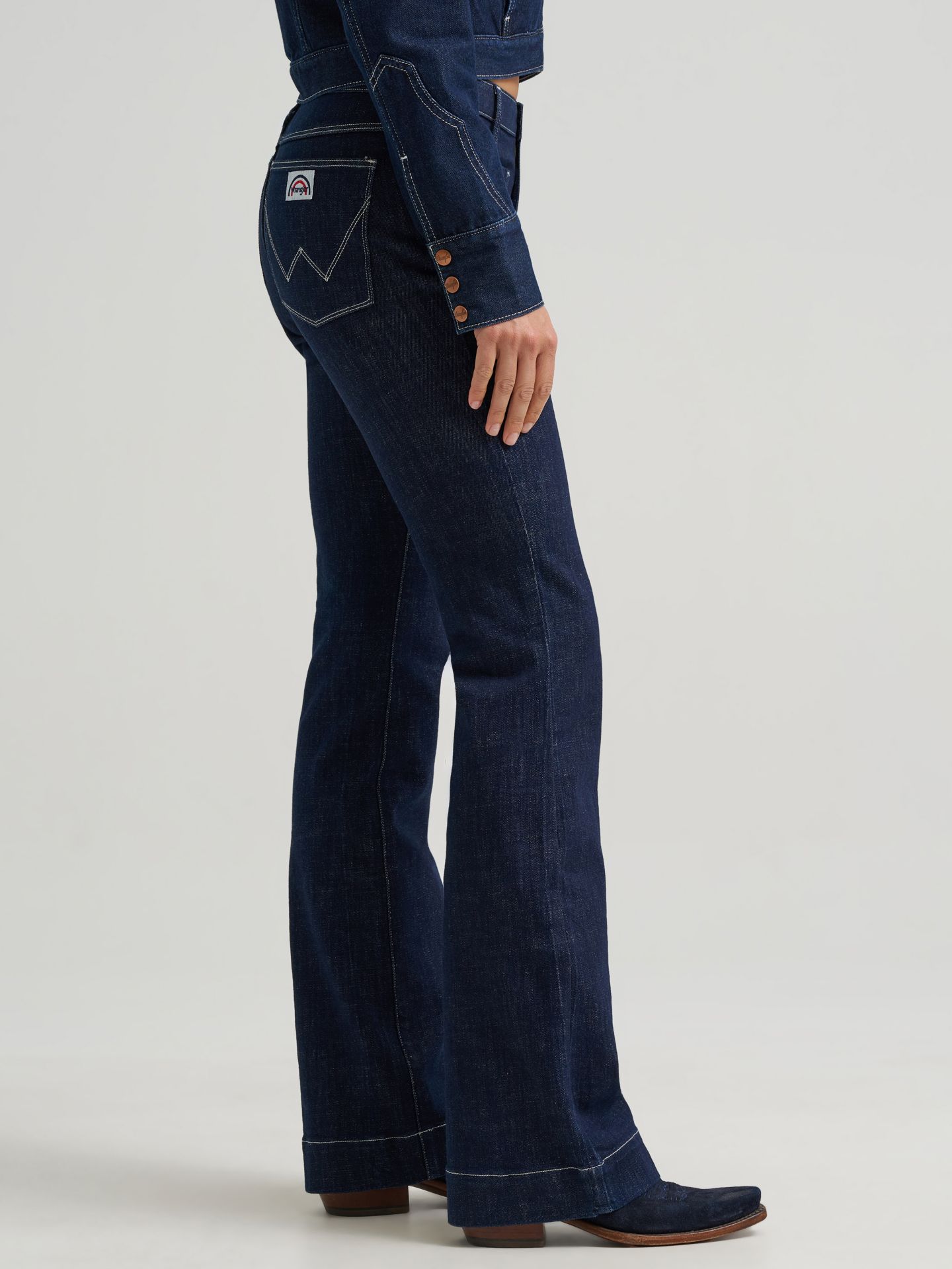 Женские джинсы Wrangler Patch Pocket Rainbow Flare Jean, цвет: Dark Orbit — фото 6