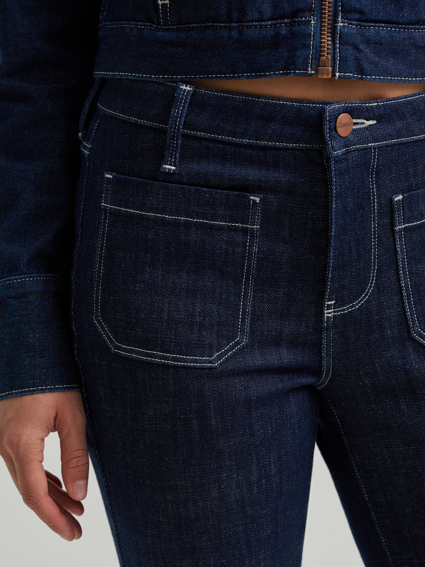 Женские джинсы Wrangler Patch Pocket Rainbow Flare Jean, цвет: Dark Orbit — фото 9