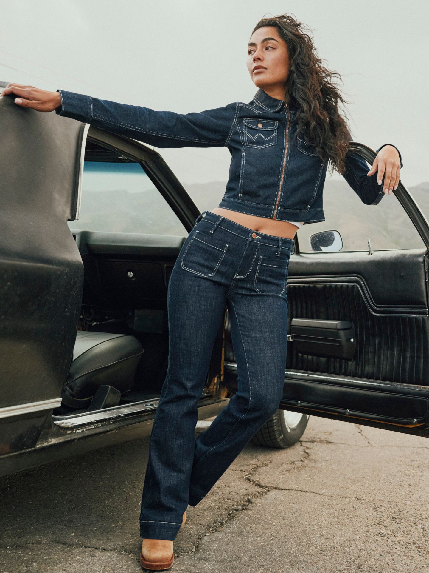 Женские джинсы Wrangler Patch Pocket Rainbow Flare Jean, цвет: Dark Orbit — фото 1