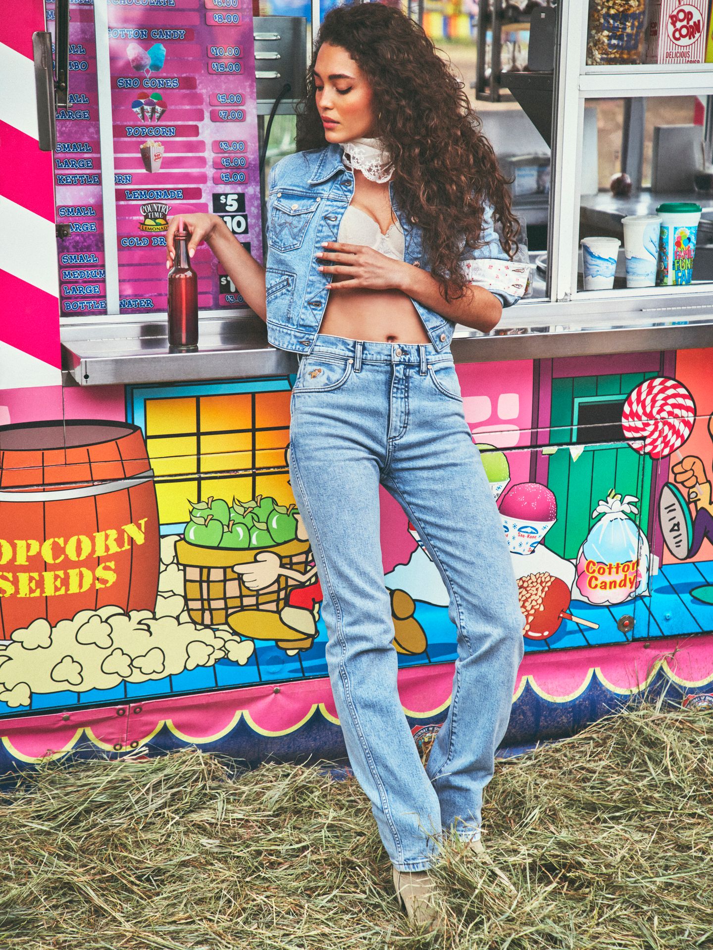 Женские джинсы Wrangler x LoveShackFancy Cowboy Cut Jean, цвет: Светлая варка — фото 2