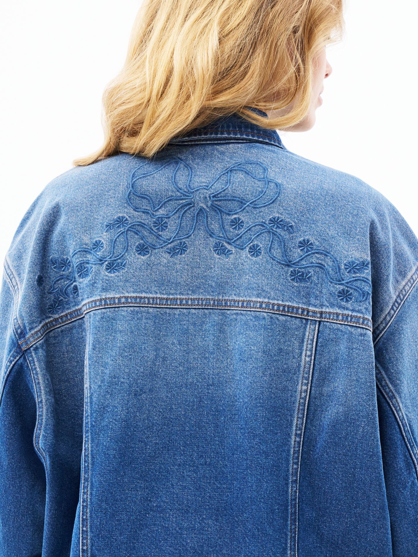 Женская куртка Wrangler x LoveShackFancy Oversized Denim, цвет: Средняя варка — фото 7