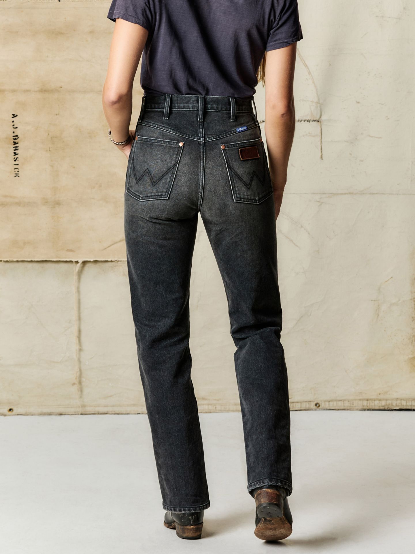 Женские джинсы Wrangler x Imogene + Willie 14MWZ, цвет: Потёртый чёрный — фото 2