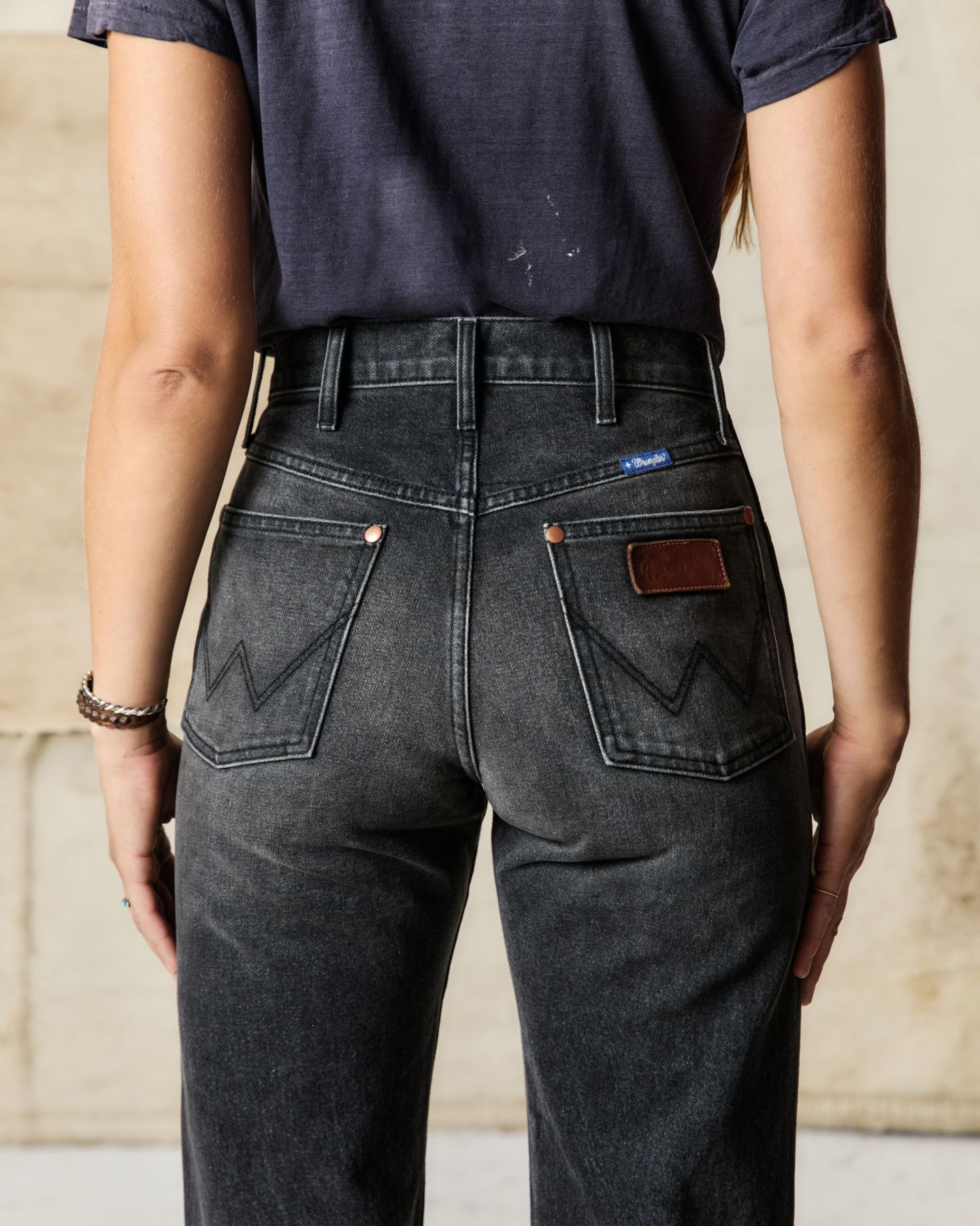 Женские джинсы Wrangler x Imogene + Willie 14MWZ, цвет: Потёртый чёрный — фото 4
