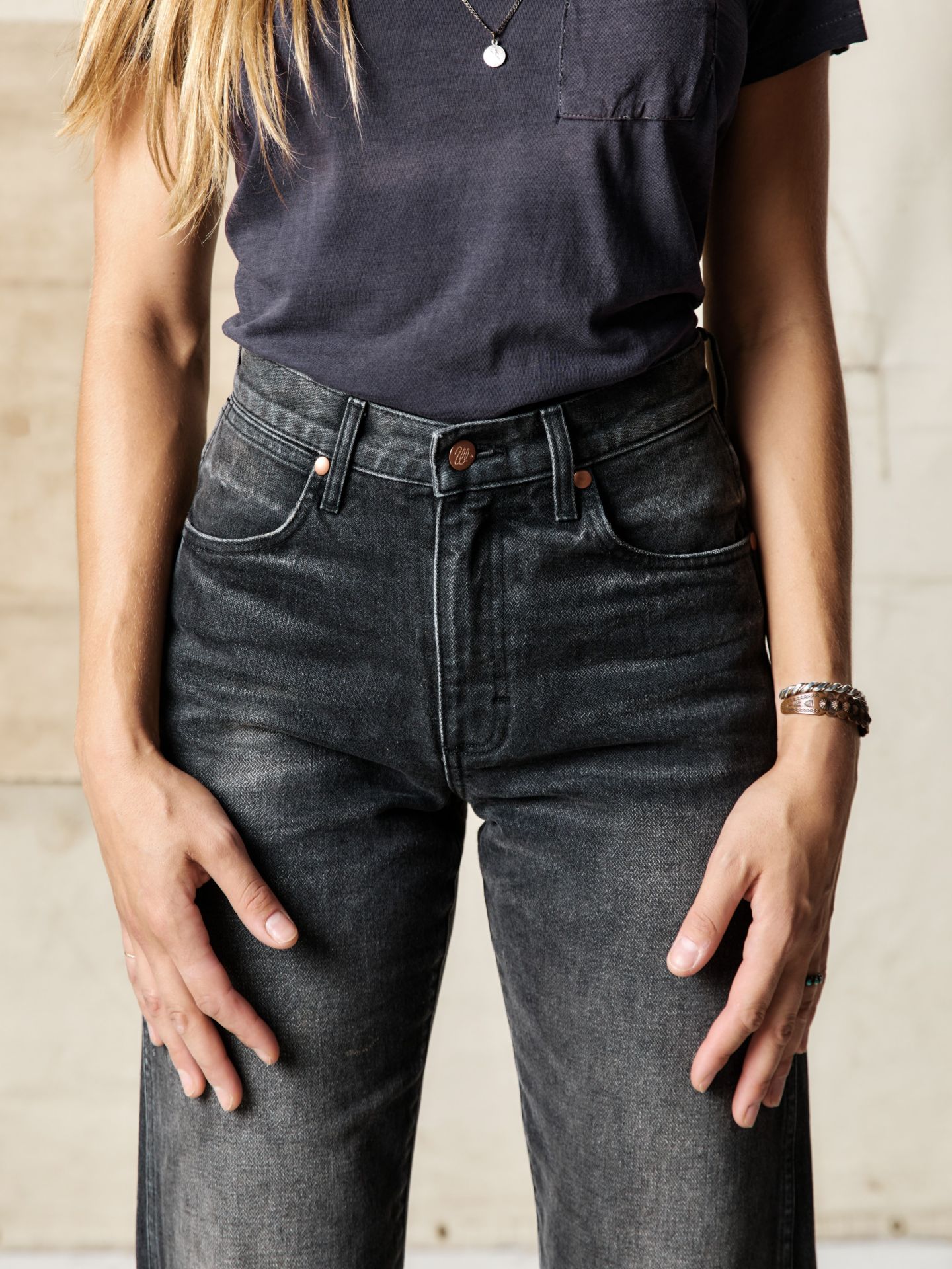 Женские джинсы Wrangler x Imogene + Willie 14MWZ, цвет: Потёртый чёрный — фото 5