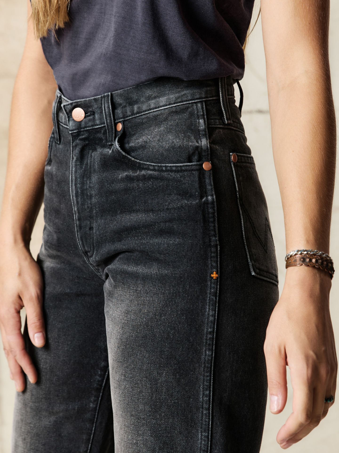 Женские джинсы Wrangler x Imogene + Willie 14MWZ, цвет: Потёртый чёрный — фото 6
