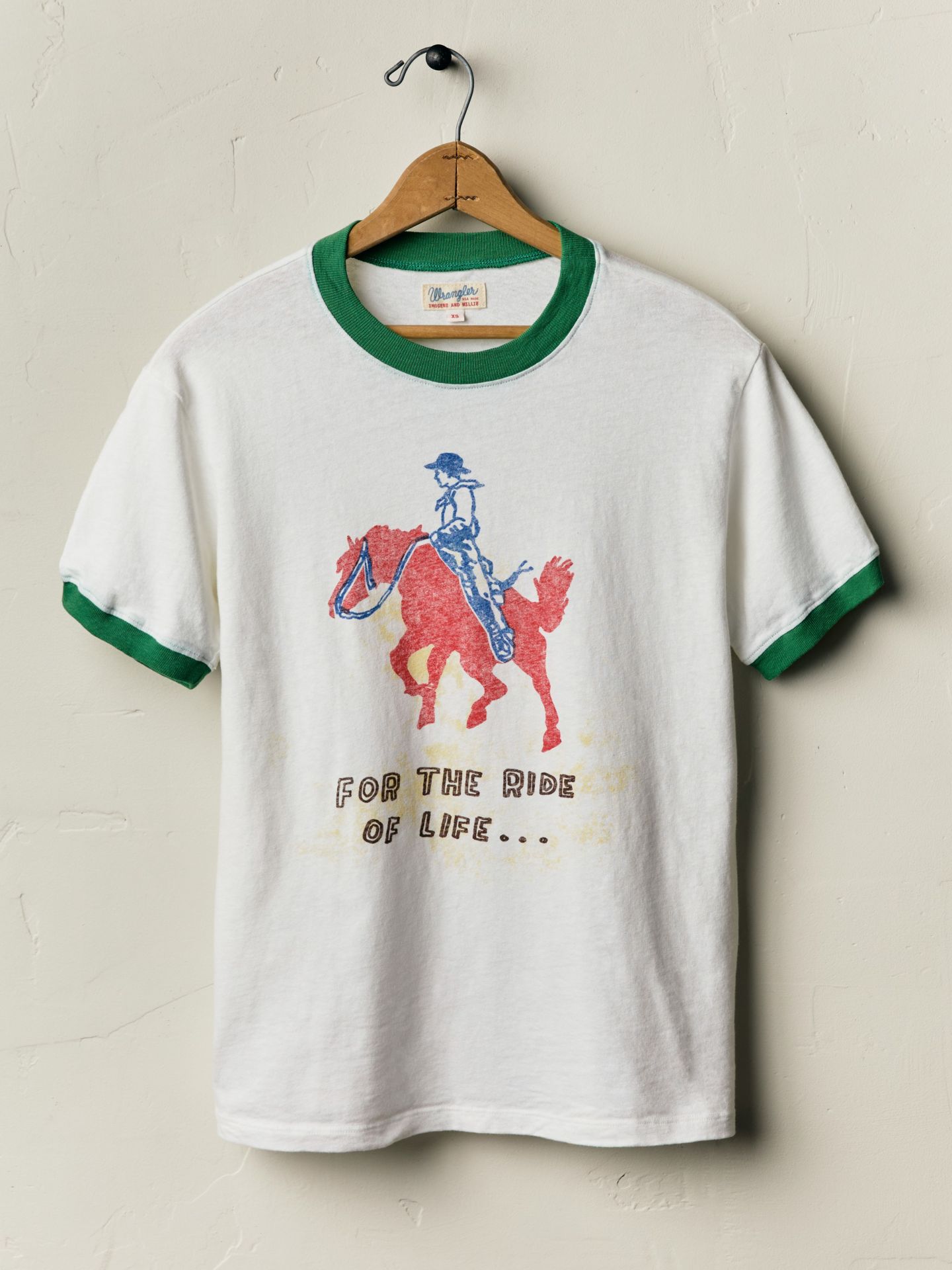 Мужская футболка Wrangler x Imogene + Willie For the Ride of Life Ringer, цвет: Винтажный белый / Зелёный — фото 1