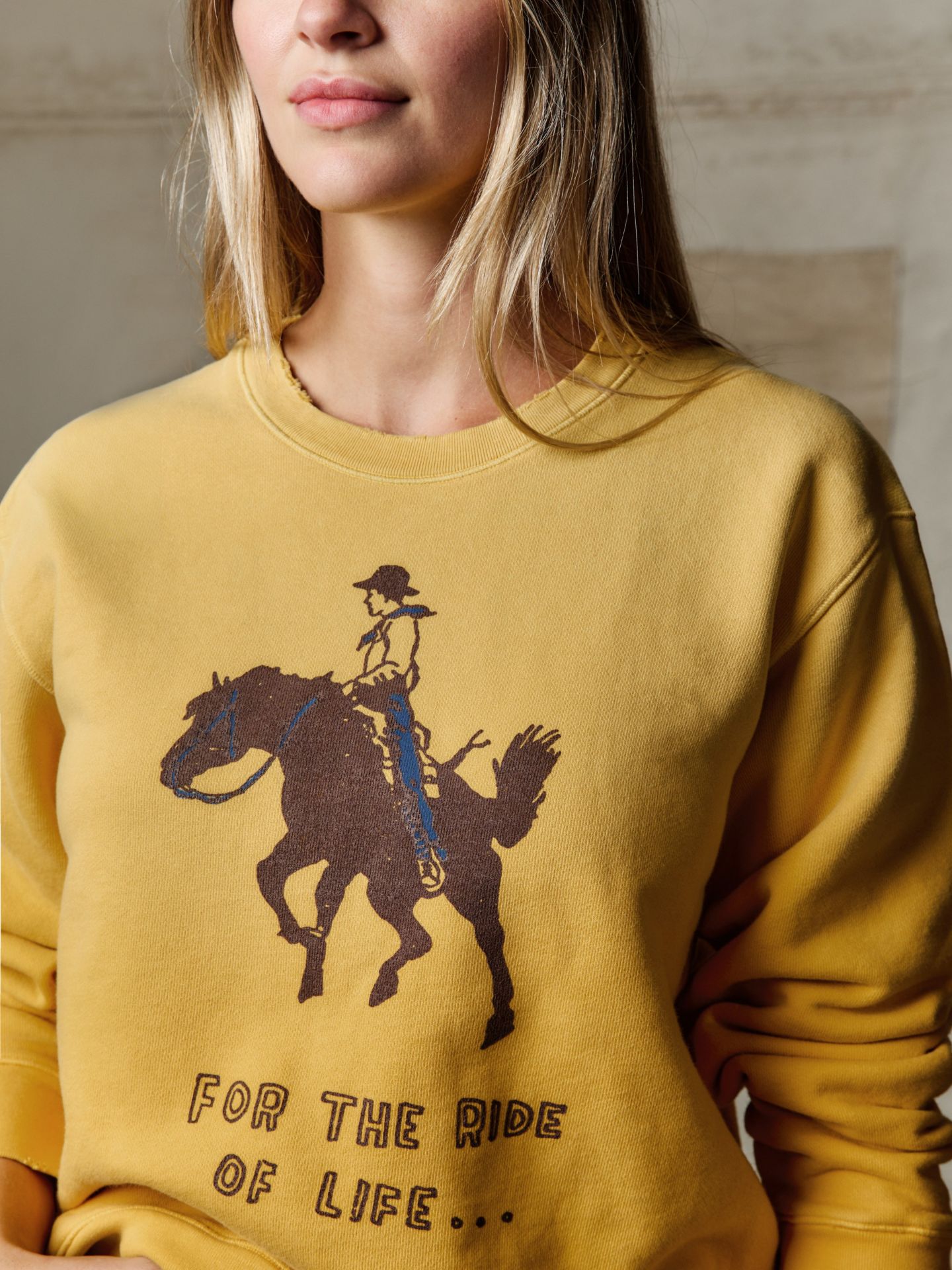 Мужская толстовка Wrangler x Imogene + Willie For the Ride of Life Crewneck, цвет: Жёлтый — фото 4