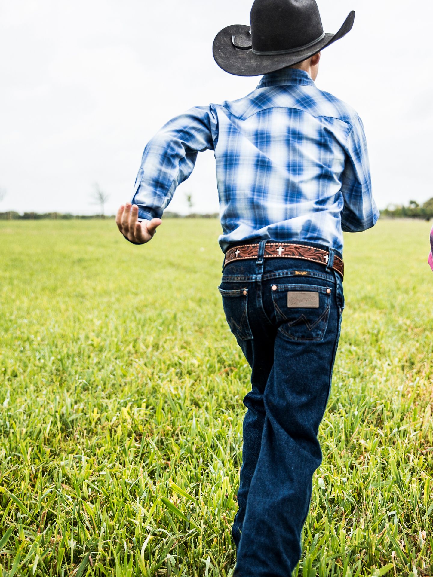 Джинсы Wrangler® Cowboy Cut® Original Fit для мальчиков, цвет: Тёмный индиго — фото 4