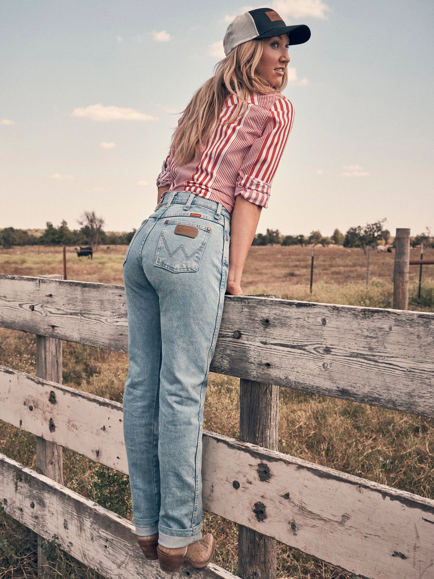 Женские джинсы Wrangler Cowboy Cut® Slim Fit Jean, цвет: Состаренный варёный — фото 1