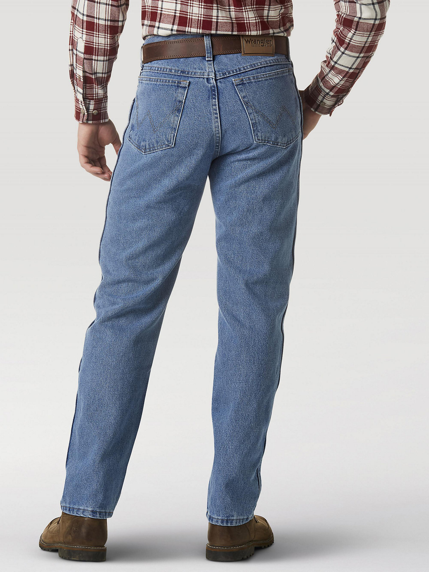 Wrangler Rugged Wear® Classic Fit Jean in Stone Wash alternative view 2