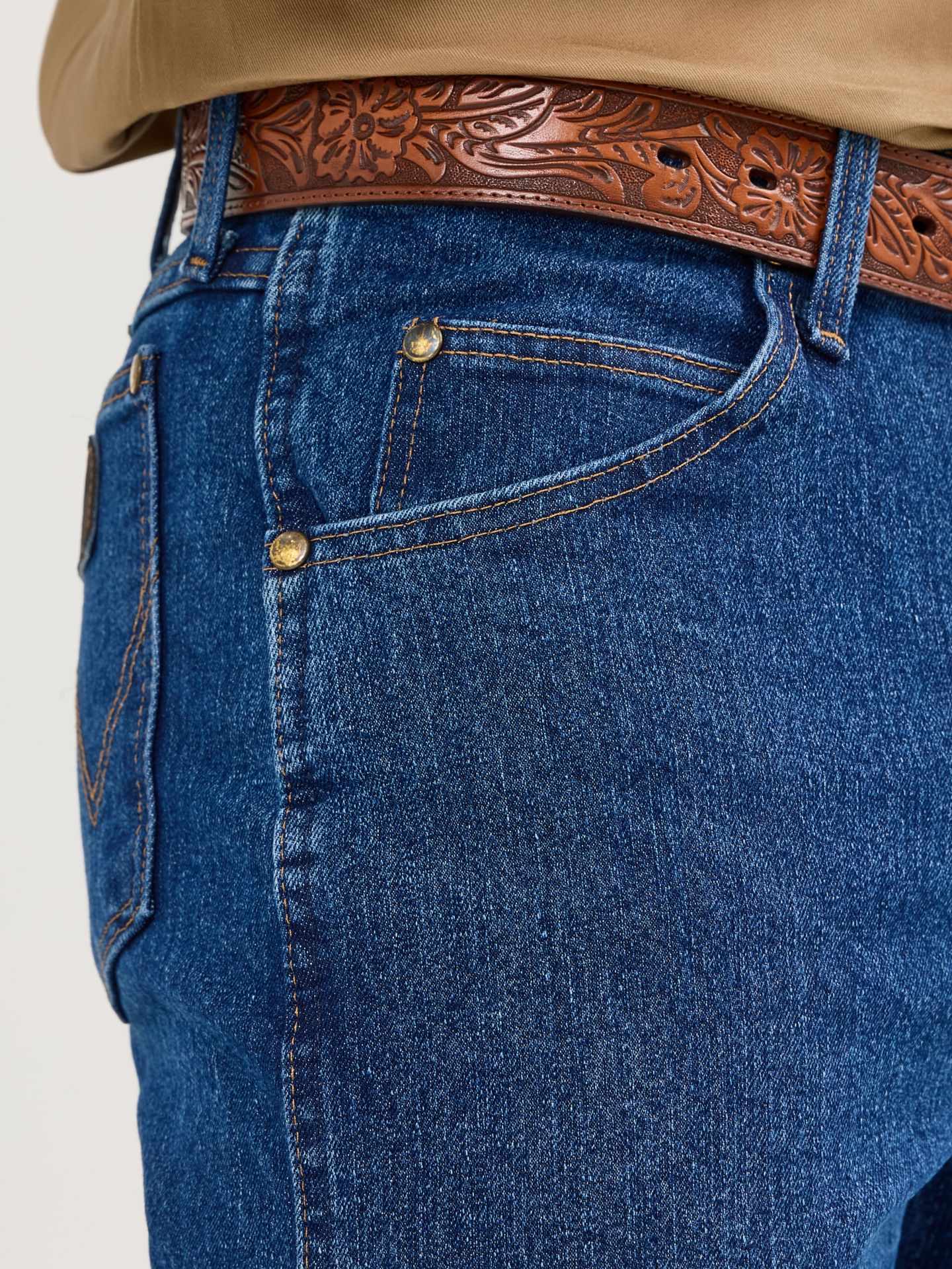 Мужские джинсы Wrangler Premium Performance Advanced Comfort Cowboy Cut® Regular Fit, цвет: Серо-бежевый — фото 5
