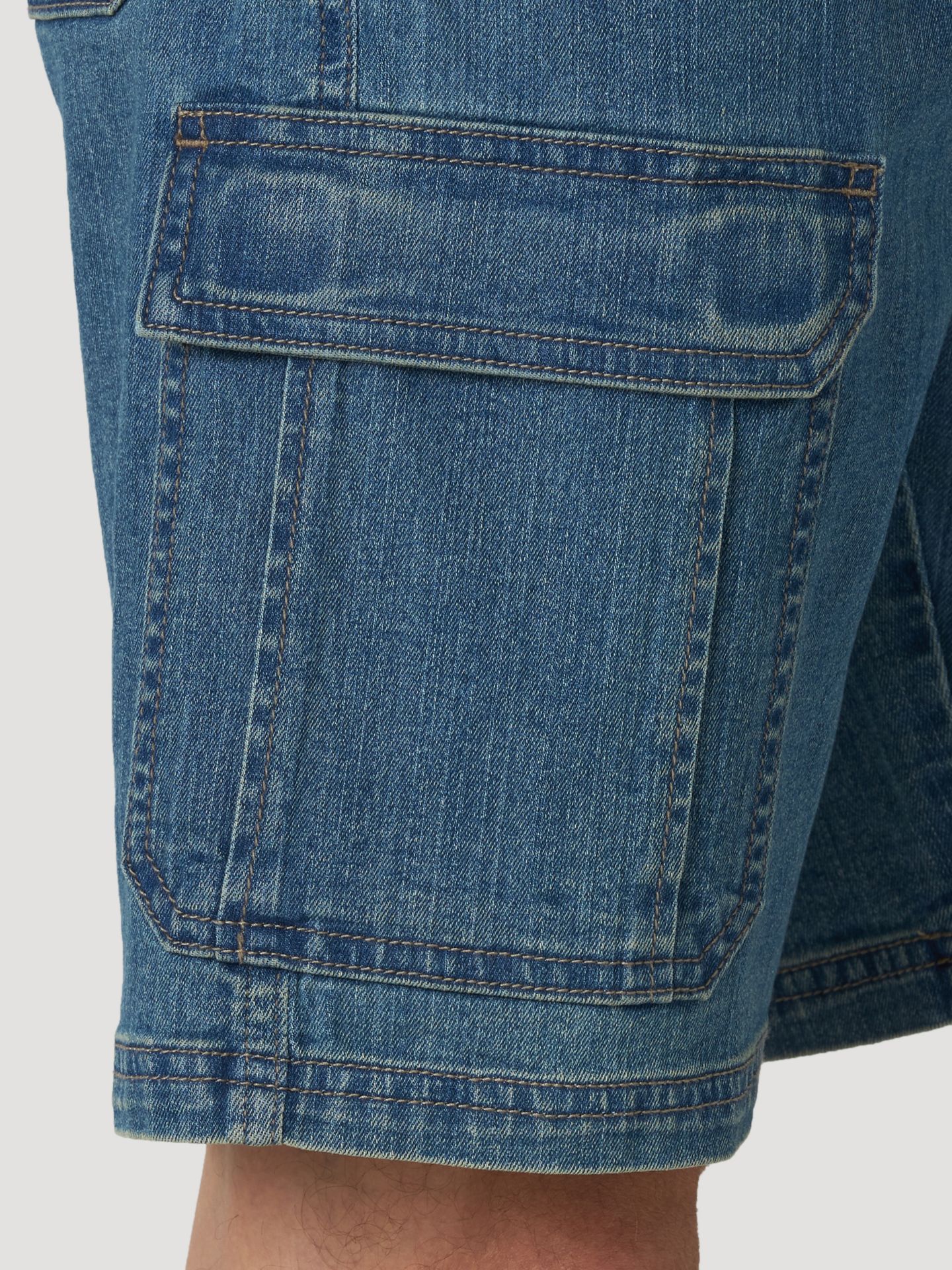 Мужские шорты Wrangler Five Star Premium Denim Cargo, цвет: Medium Tint — фото 5