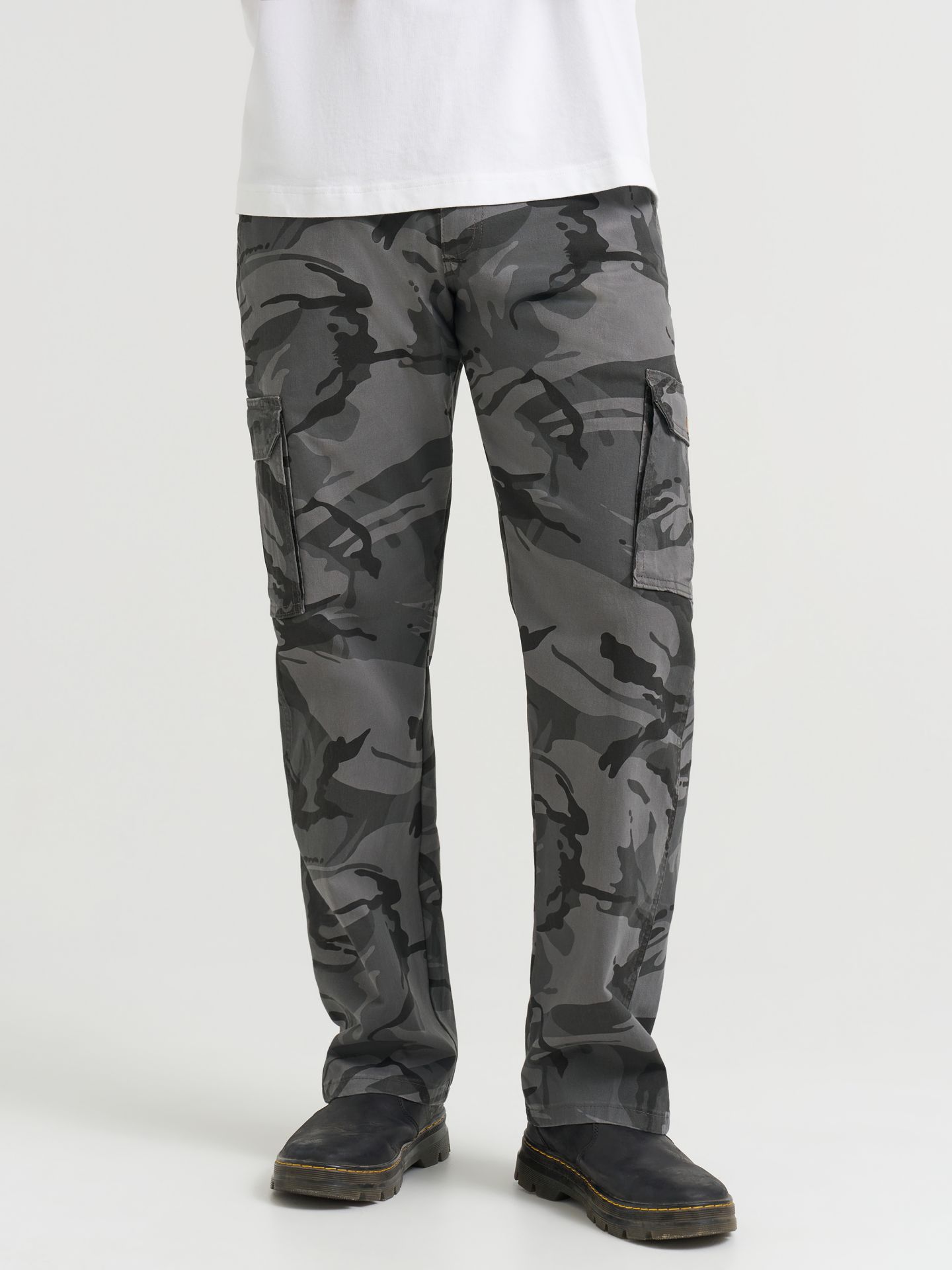 Мужские брюки Wrangler Comfort Flex Waist Cargo, цвет: Антрацитовый камуфляжный — фото 2
