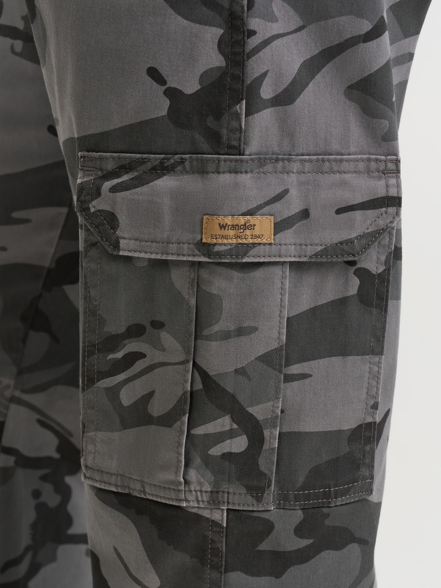 Мужские брюки Wrangler Comfort Flex Waist Cargo, цвет: Антрацитовый камуфляжный — фото 7