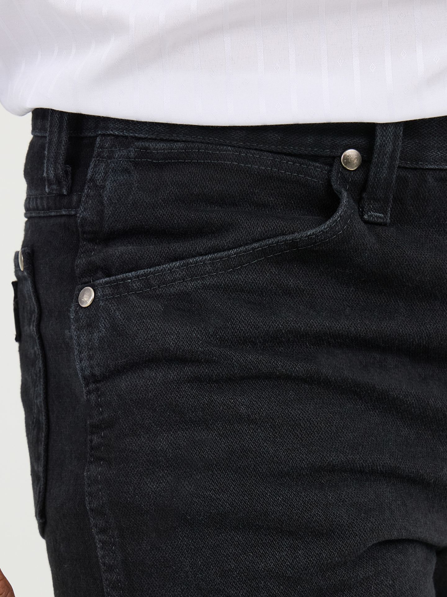 Мужские джинсы Wrangler Cowboy Cut® Silver Edition Slim Fit Jean, цвет: Чёрный — фото 6