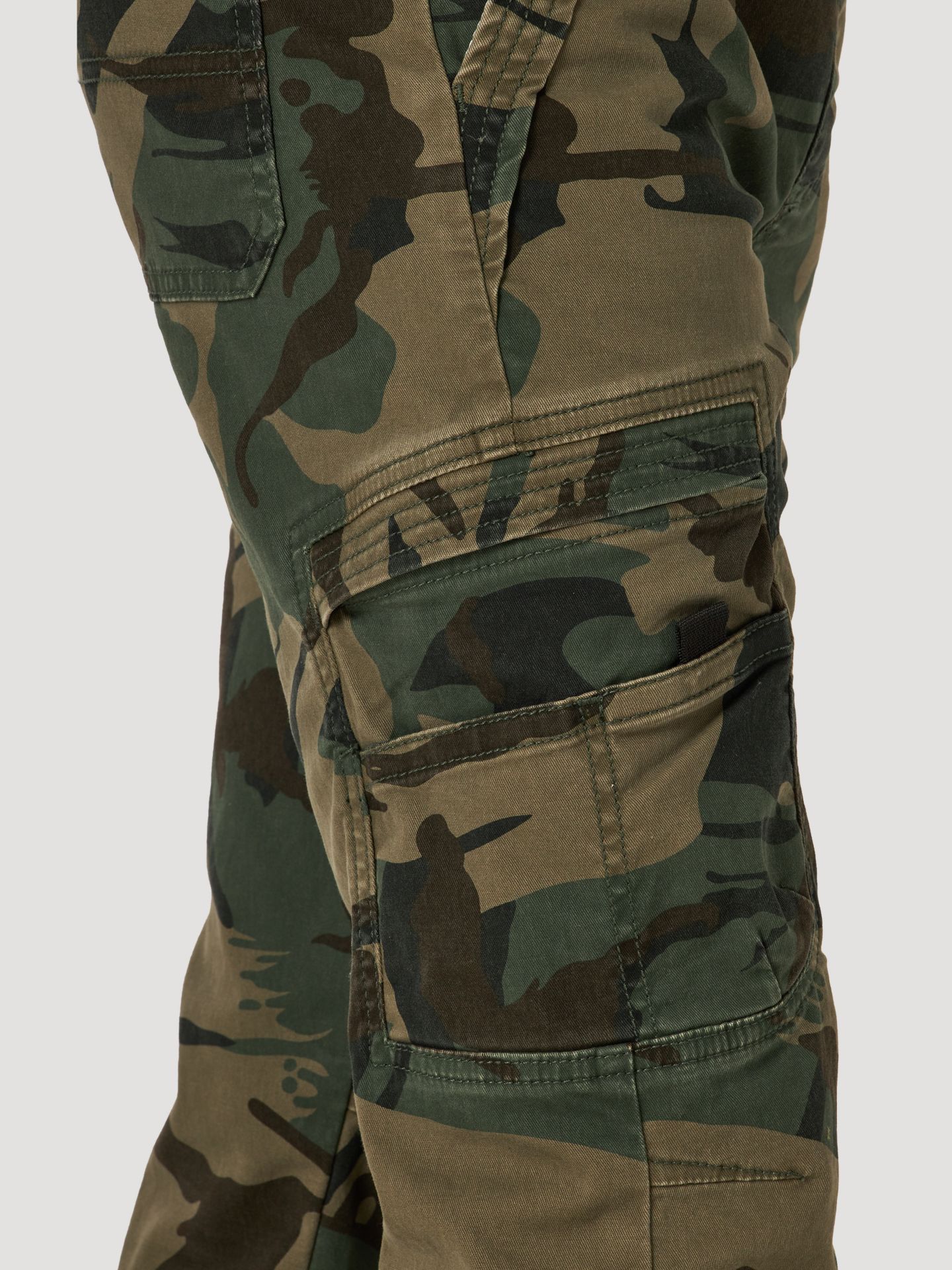Брюки Wrangler® Free To Stretch Gamer Cargo (Husky) для мальчиков, цвет: Тёмно-зелёный камуфляжный — фото 5