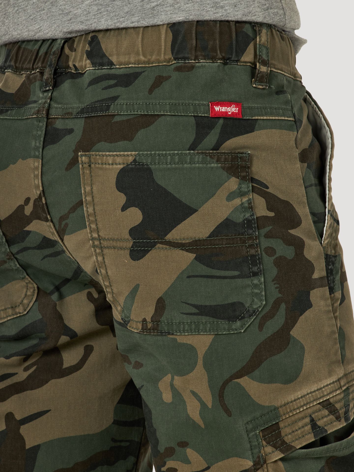 Брюки Wrangler® Free To Stretch Gamer Cargo (Husky) для мальчиков, цвет: Тёмно-зелёный камуфляжный — фото 7