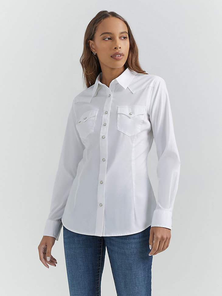 Wrangler® Long Sleeve One Point Front and Back Yokes Solid Top in White alternative view 2