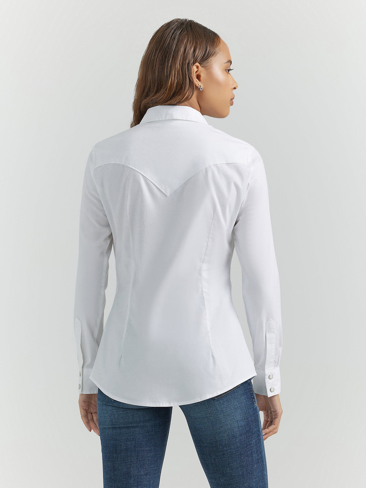Wrangler® Long Sleeve One Point Front and Back Yokes Solid Top in White alternative view 3