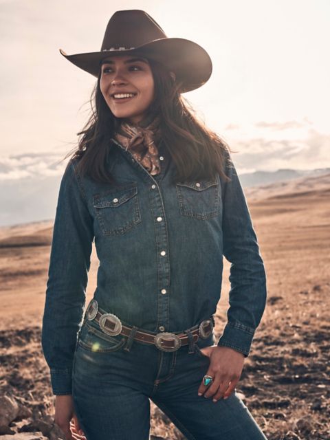 Женские рубашки Wrangler Women's Wrangler Classic Western Snap Denim Shirt