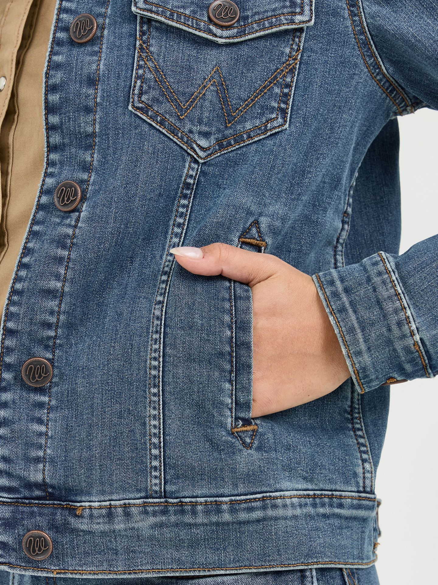 Женская куртка Wrangler Classic Western Denim, цвет: Тёмный джинсовый — фото 6
