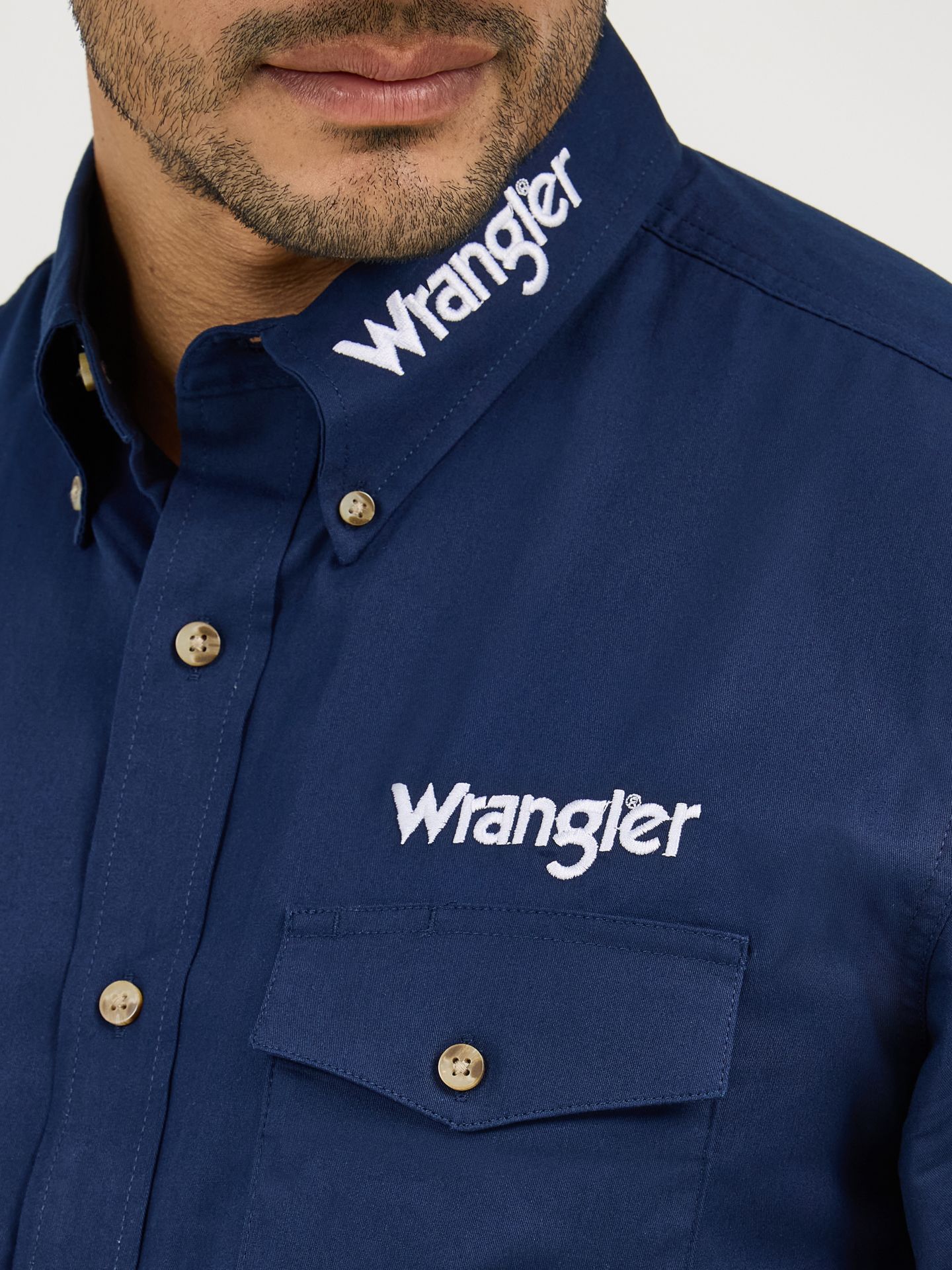 Мужская рубашка Wrangler Logo Long Sleeve Button Down Solid, цвет: Тёмно-синий — фото 5