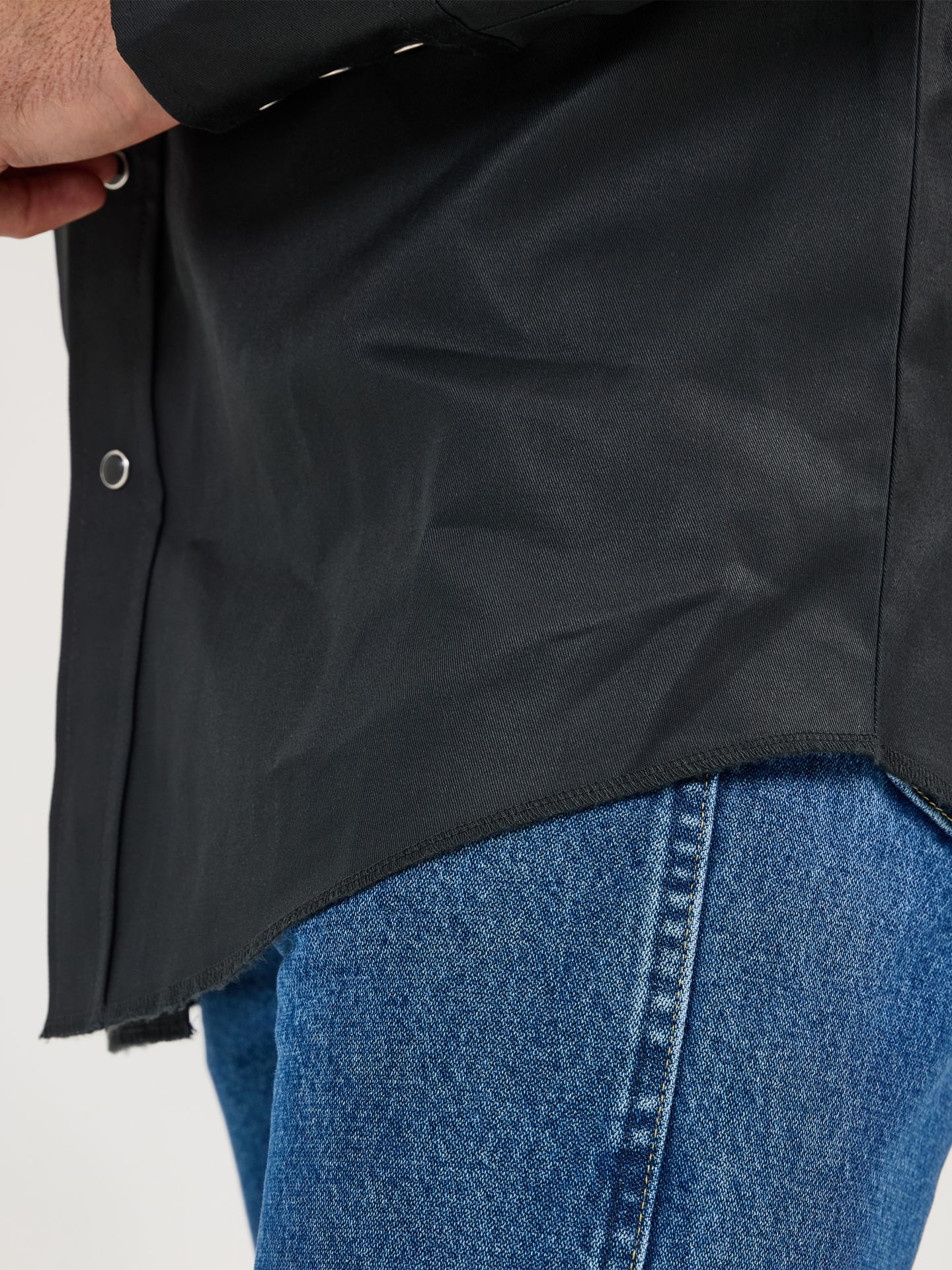 Мужская рубашка Wrangler Cowboy Cut® Firm Finish Twill Western Snap Work Shirt, цвет: Чёрный — фото 4