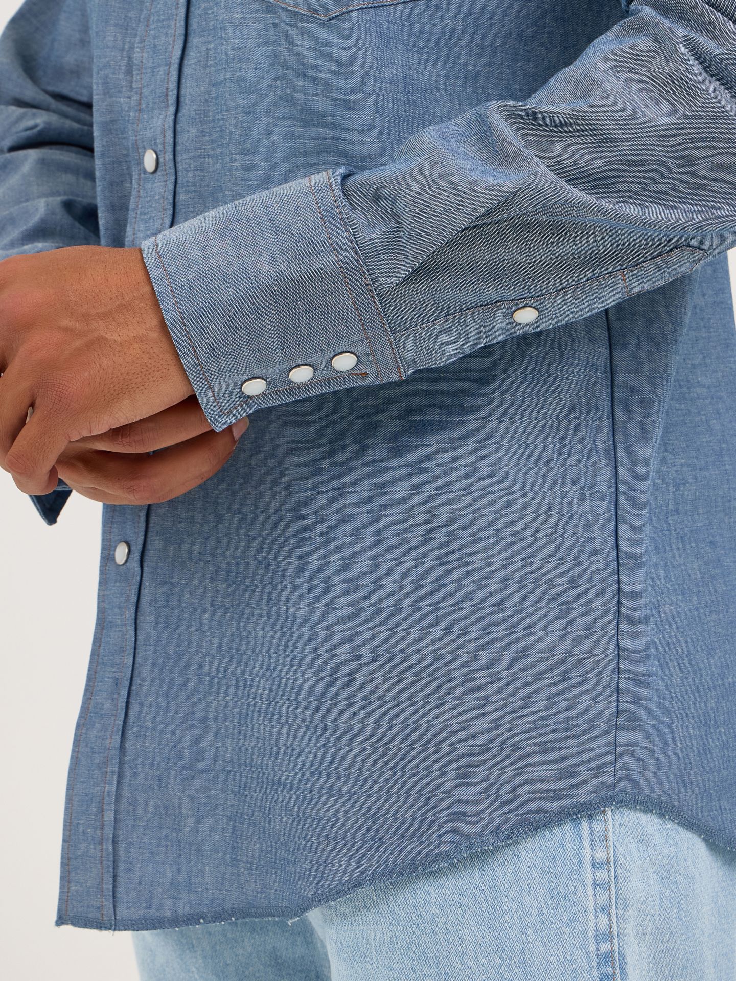 Мужская рубашка Wrangler Cowboy Cut® Long Sleeve Western Snap Chambray Work Shirt, цвет: Шамбре синий — фото 5